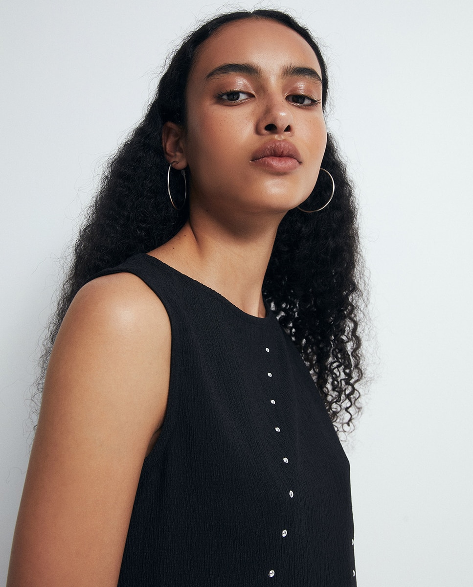 Vestido com Textura e Tachas Preto-3