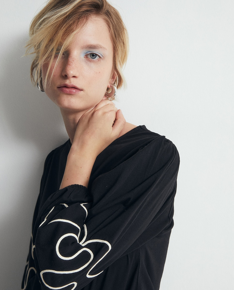 T-shirt Bordada Preto-2