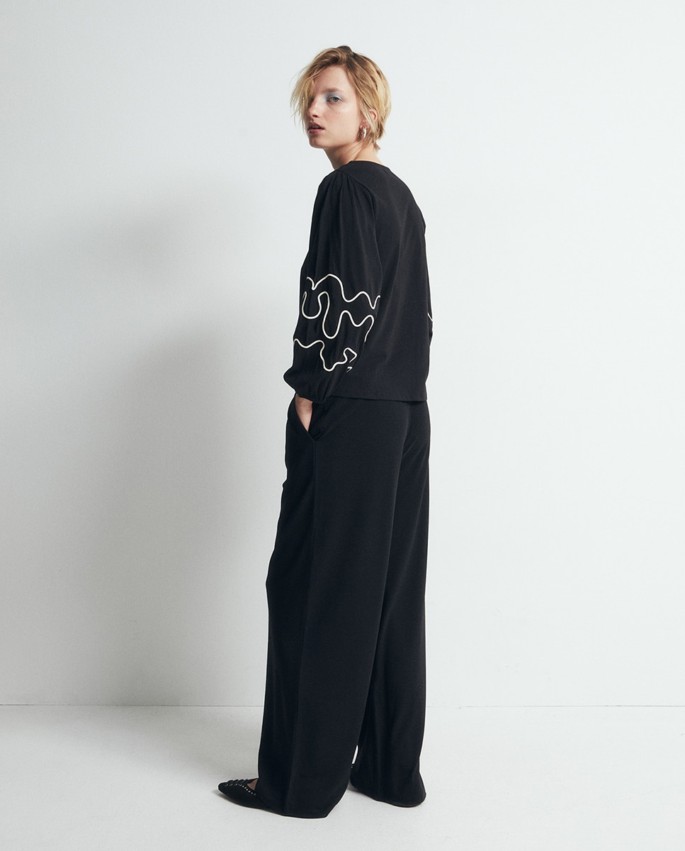 T-shirt Bordada Preto-4