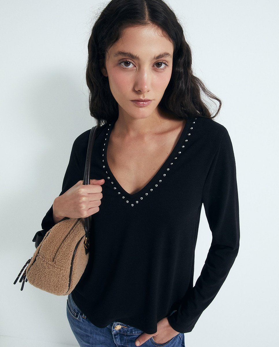 Imagen 0 de Camiseta soft pico tachas Negro