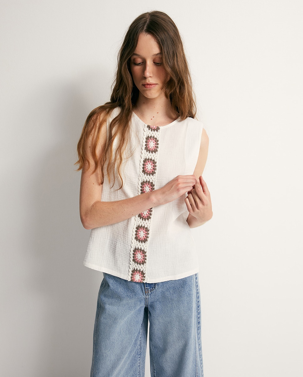 Imagem 0 de T-shirt com Detalhe de Crochet