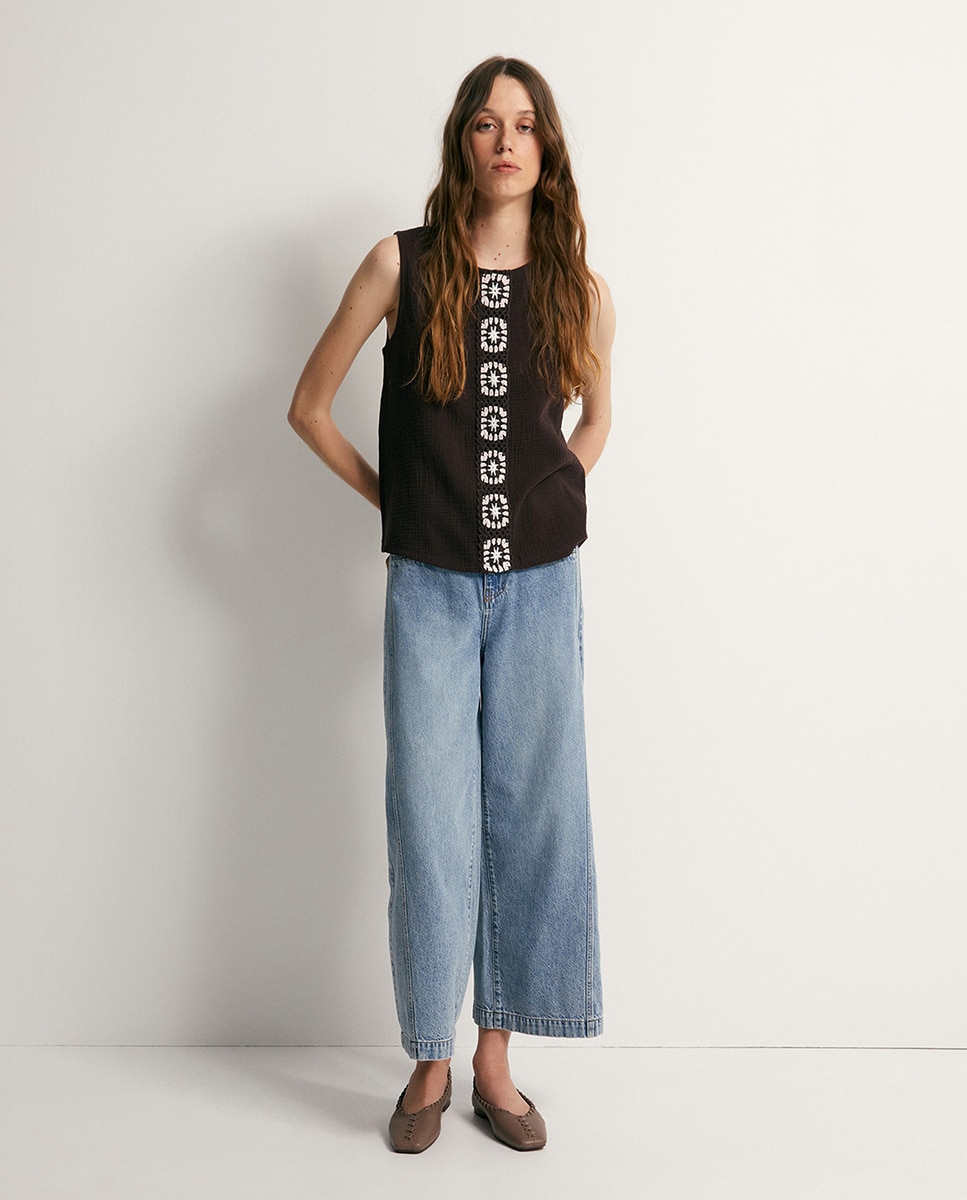 T-shirt com Detalhe de Crochet Castanho-2