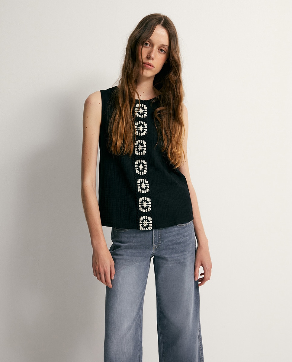 Imagem 0 de T-shirt com Detalhe de Crochet