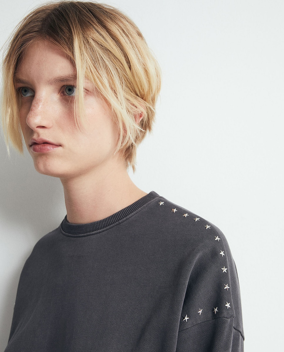 Sweatshirt com Tachas e Lavagem Chumbo-2