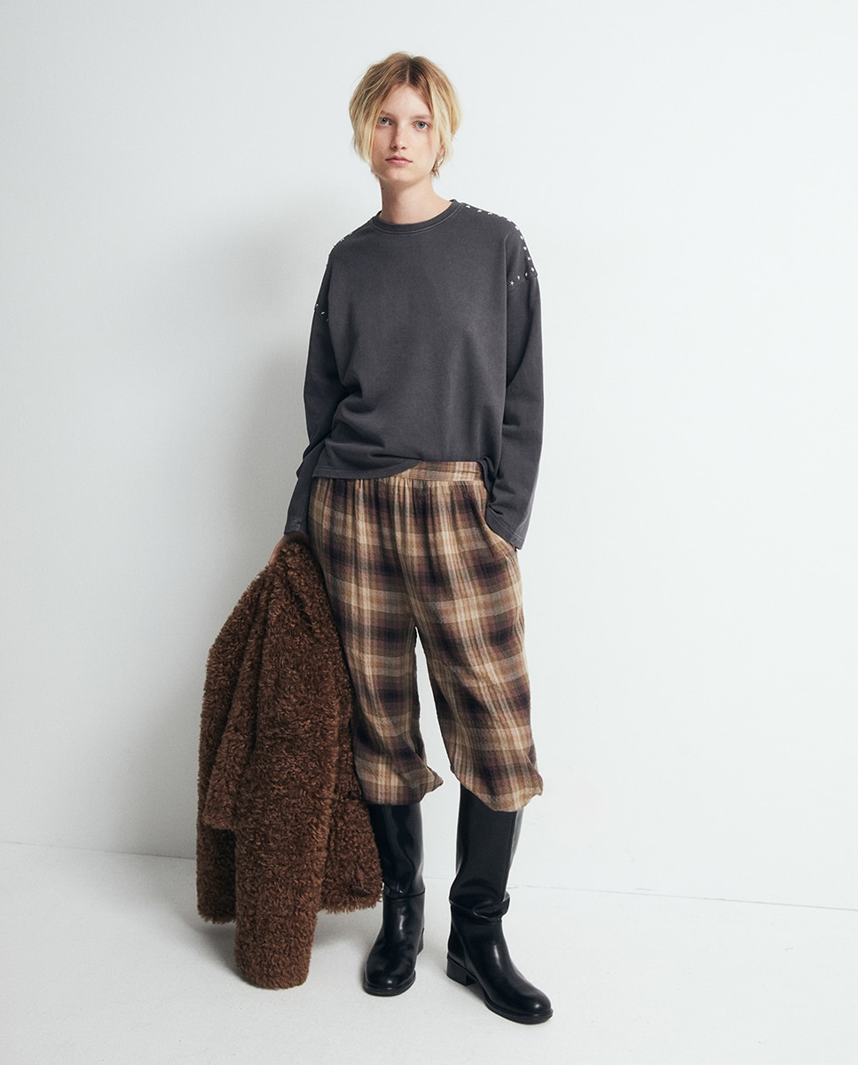 Sweatshirt com Tachas e Lavagem Chumbo-3