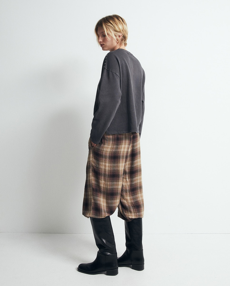 Sweatshirt com Tachas e Lavagem Chumbo-4