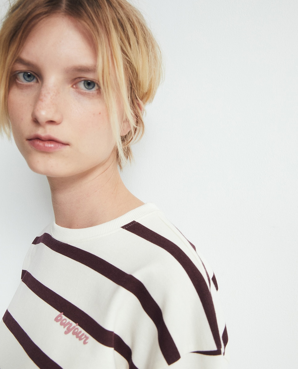 Sweatshirt Básica com Decote Redondo Bordeaux-2