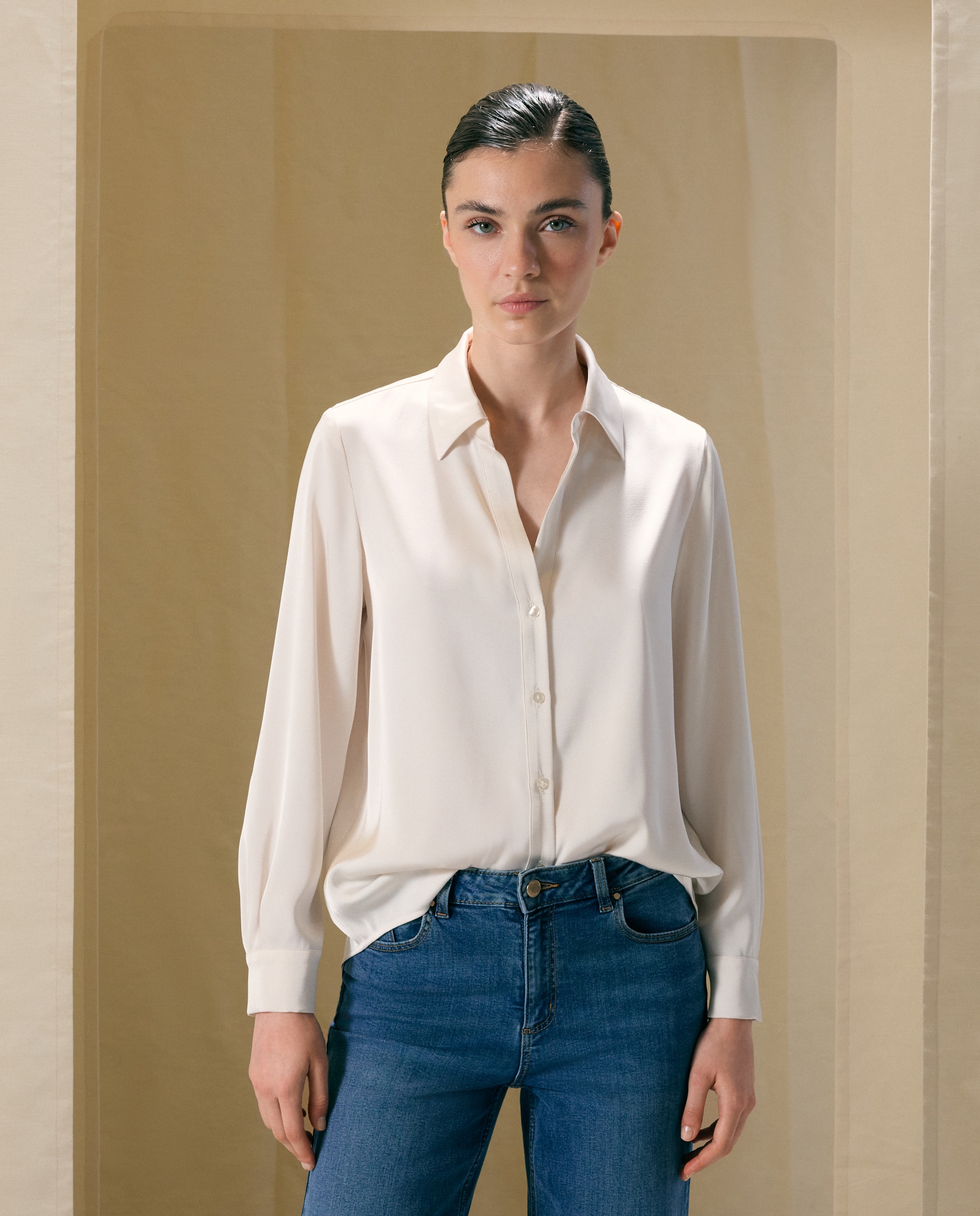 Imagen 2 de Blusa de mujer satinada lisa - Woman El Corte Inglés - 120 Crudo 120 Crudo