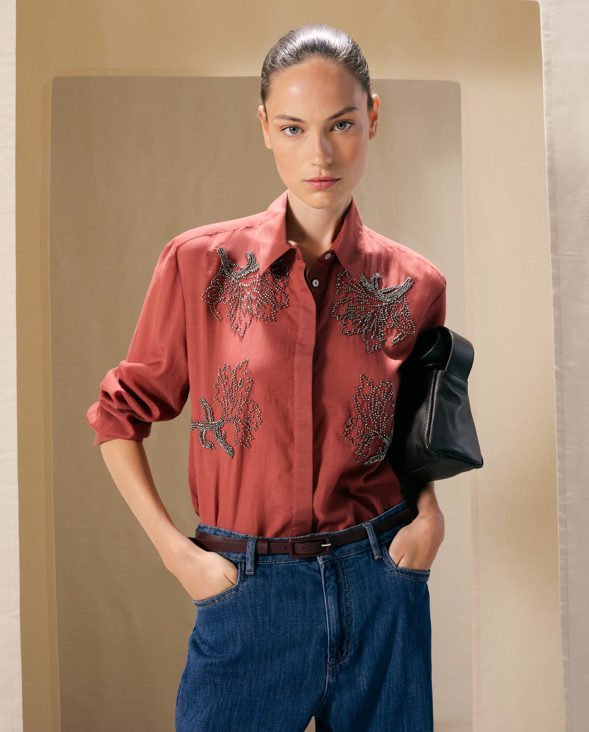 Imagem 0 de Blusa com Colarinho de Camisa e Contas