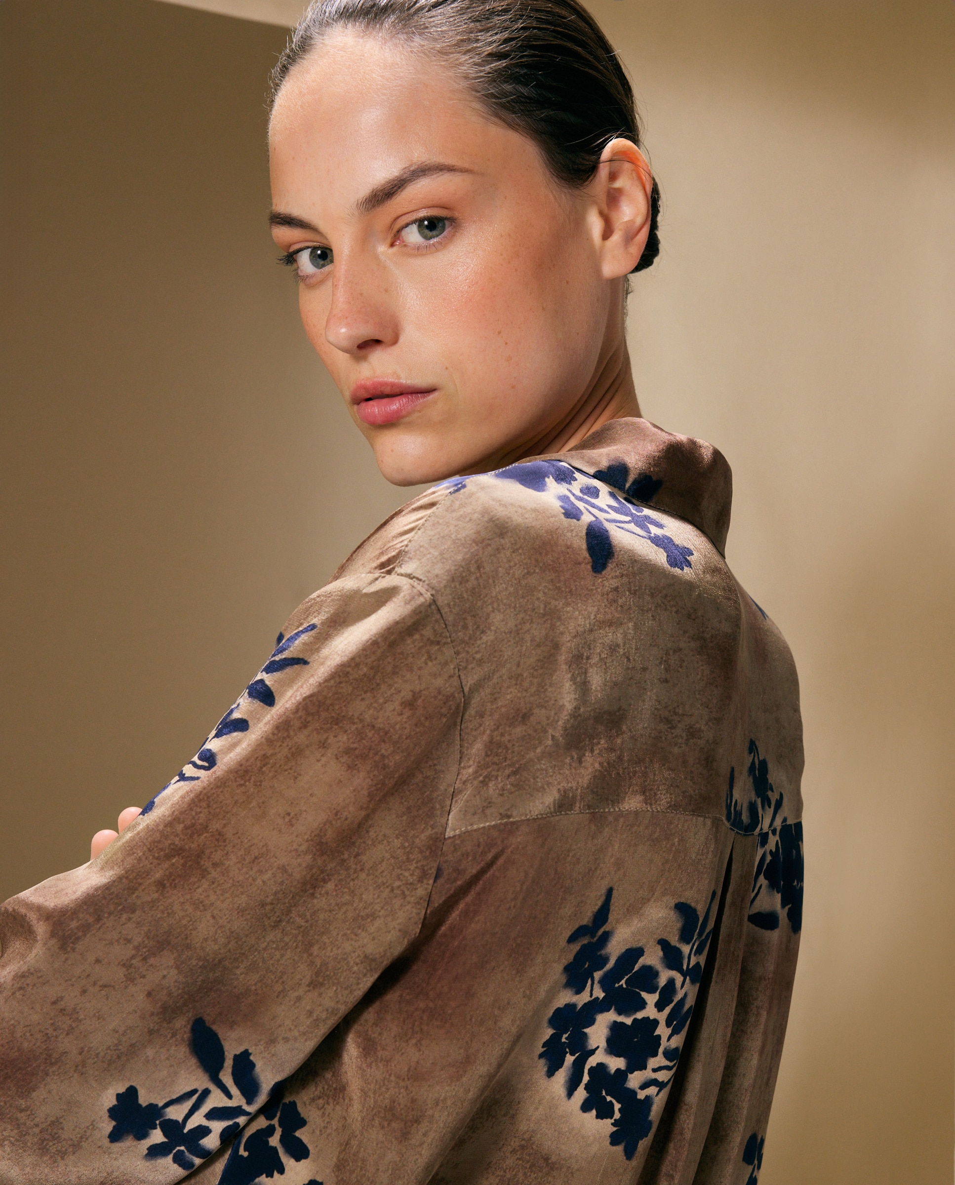 Blusa de mujer en crepé con ramillete - Woman El Corte Inglés - Marrón Marrón-3