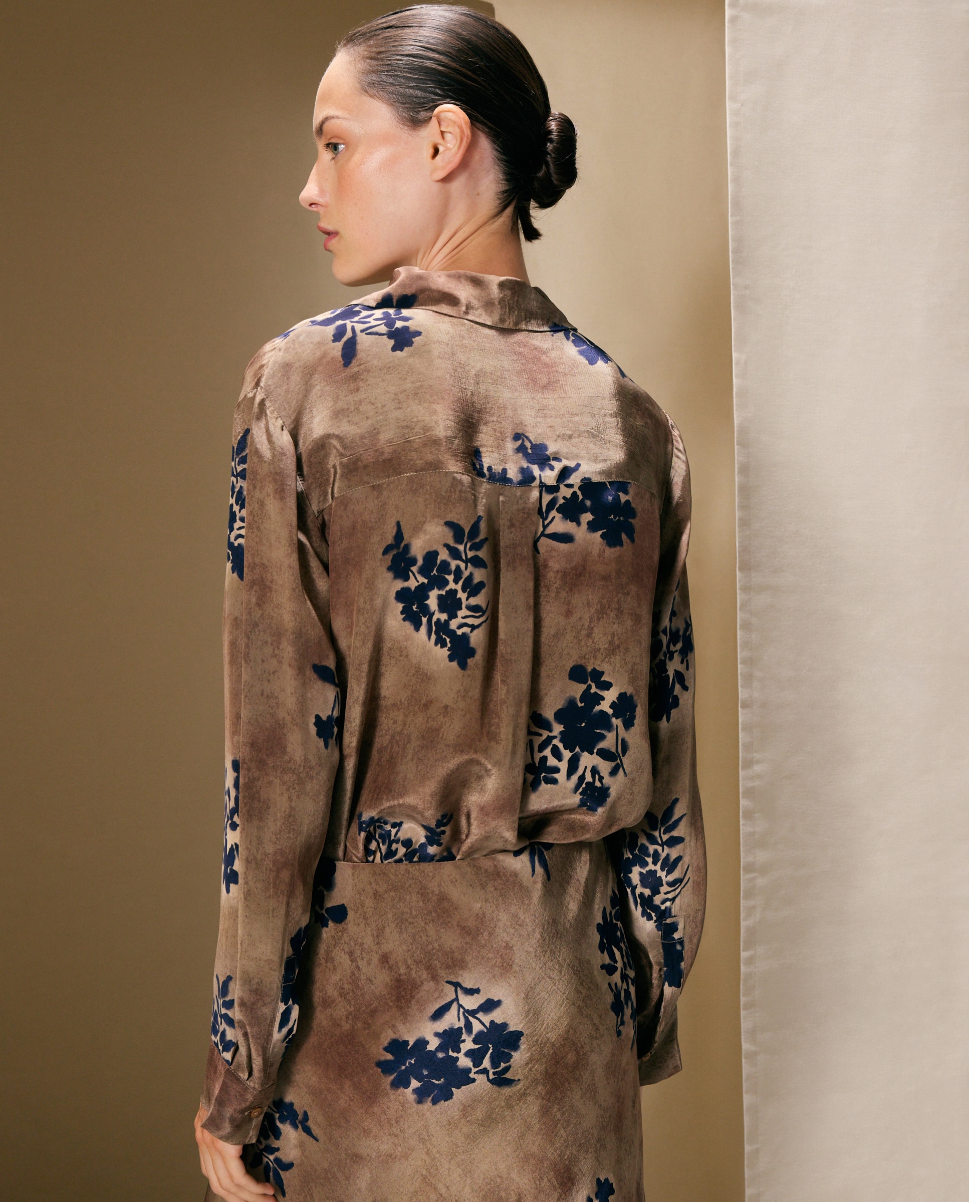 Blusa de mujer en crepé con ramillete - Woman El Corte Inglés - Marrón Marrón-4