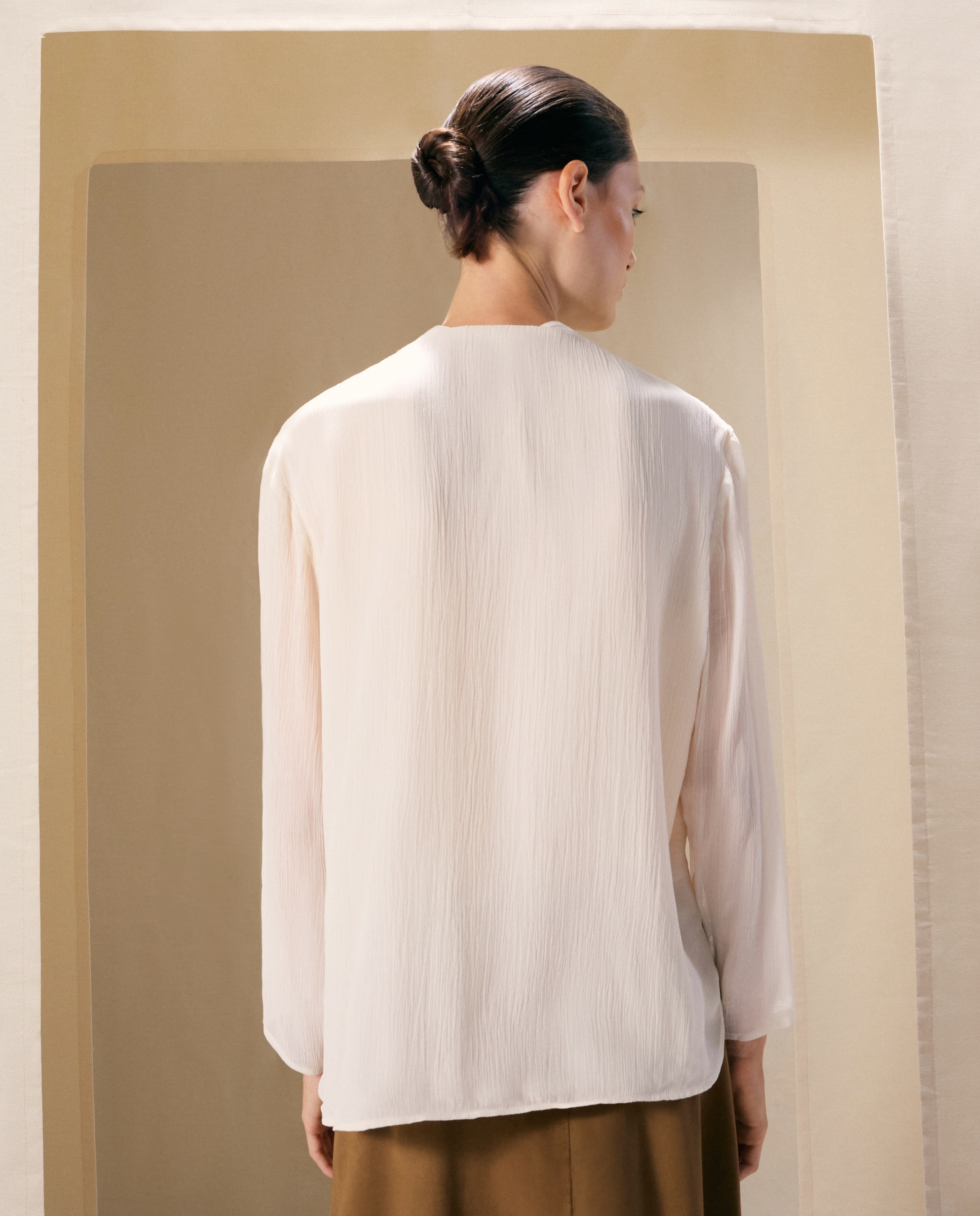 Blusa Lisa com Folhos 120 Cru-3
