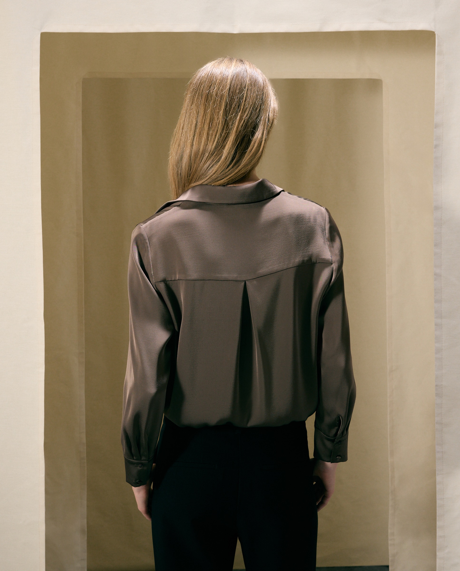 Imagen 2 de Blusa de manga larga con cuello camisero de mujer - Woman El Corte Inglés - 520 Kaki 520 Kaki