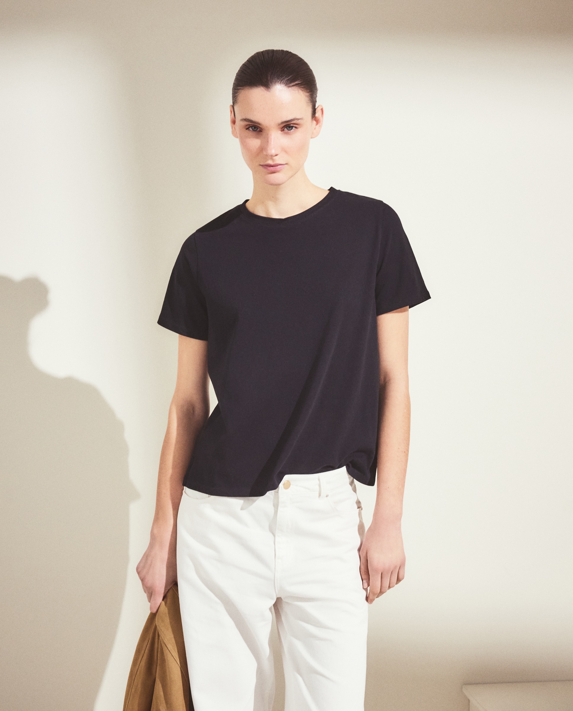 Imagen 1 de Camiseta de mujer con manga corta y cuello caja - Woman El Corte Inglés - Negro Negro