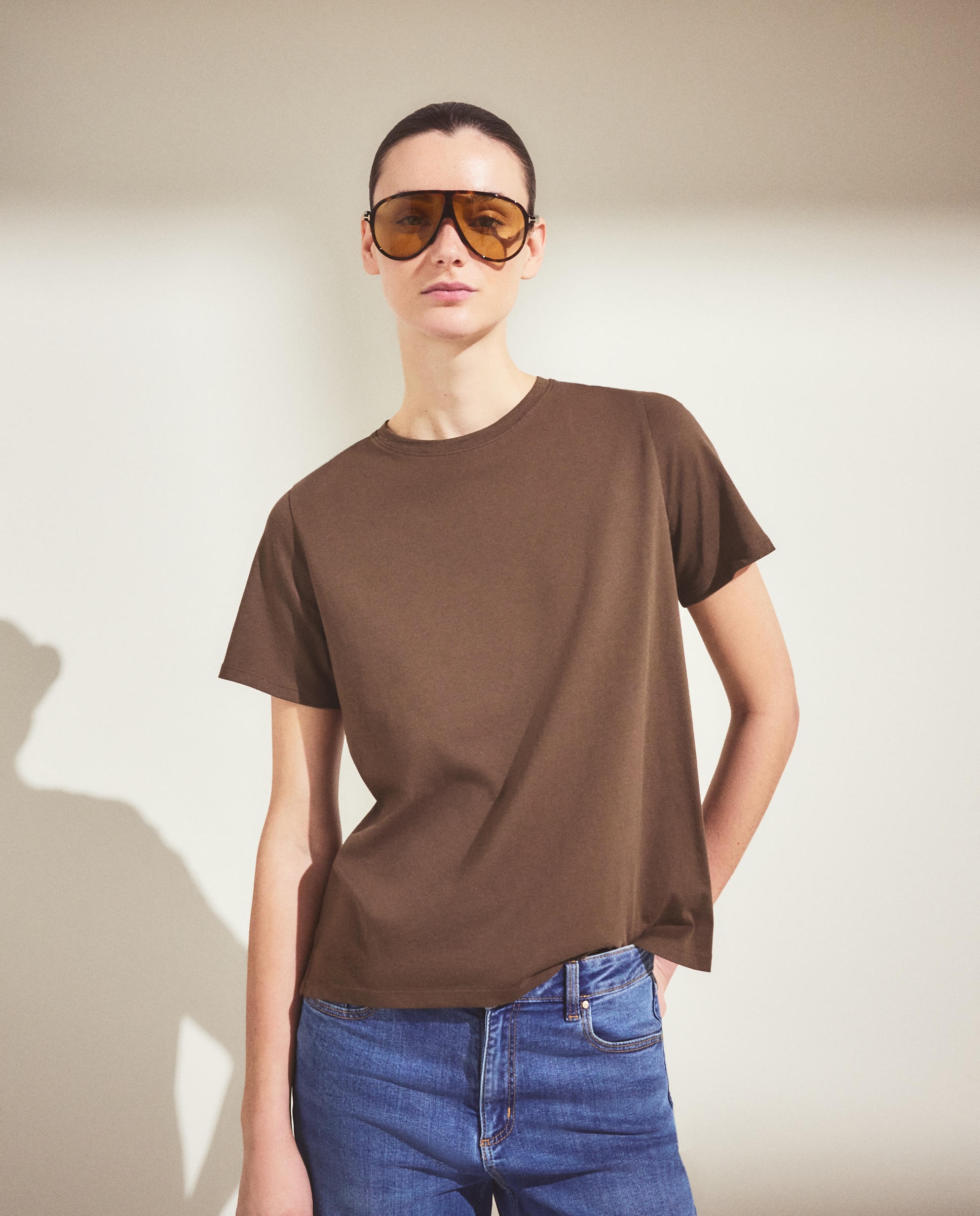 T-shirt de mulher com manga curta e decote redondo Castanho-2