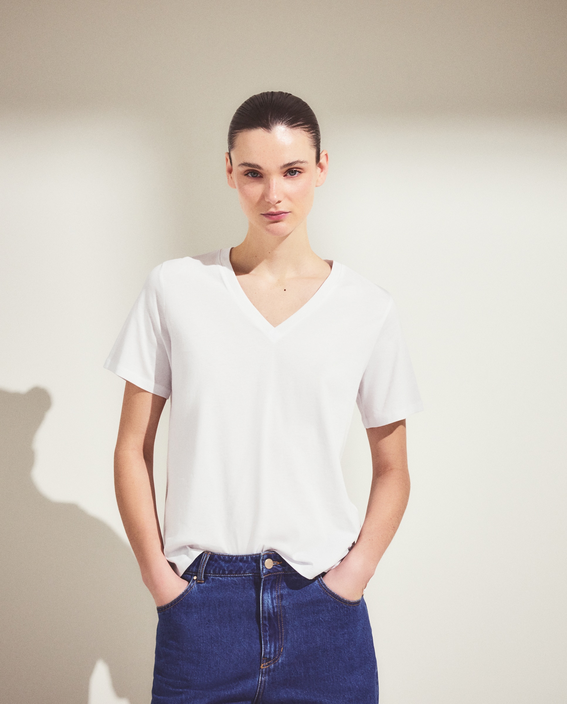 Camiseta de mujer de manga corta y cuello pico - Woman El Corte Inglés - Blanco Blanco-1