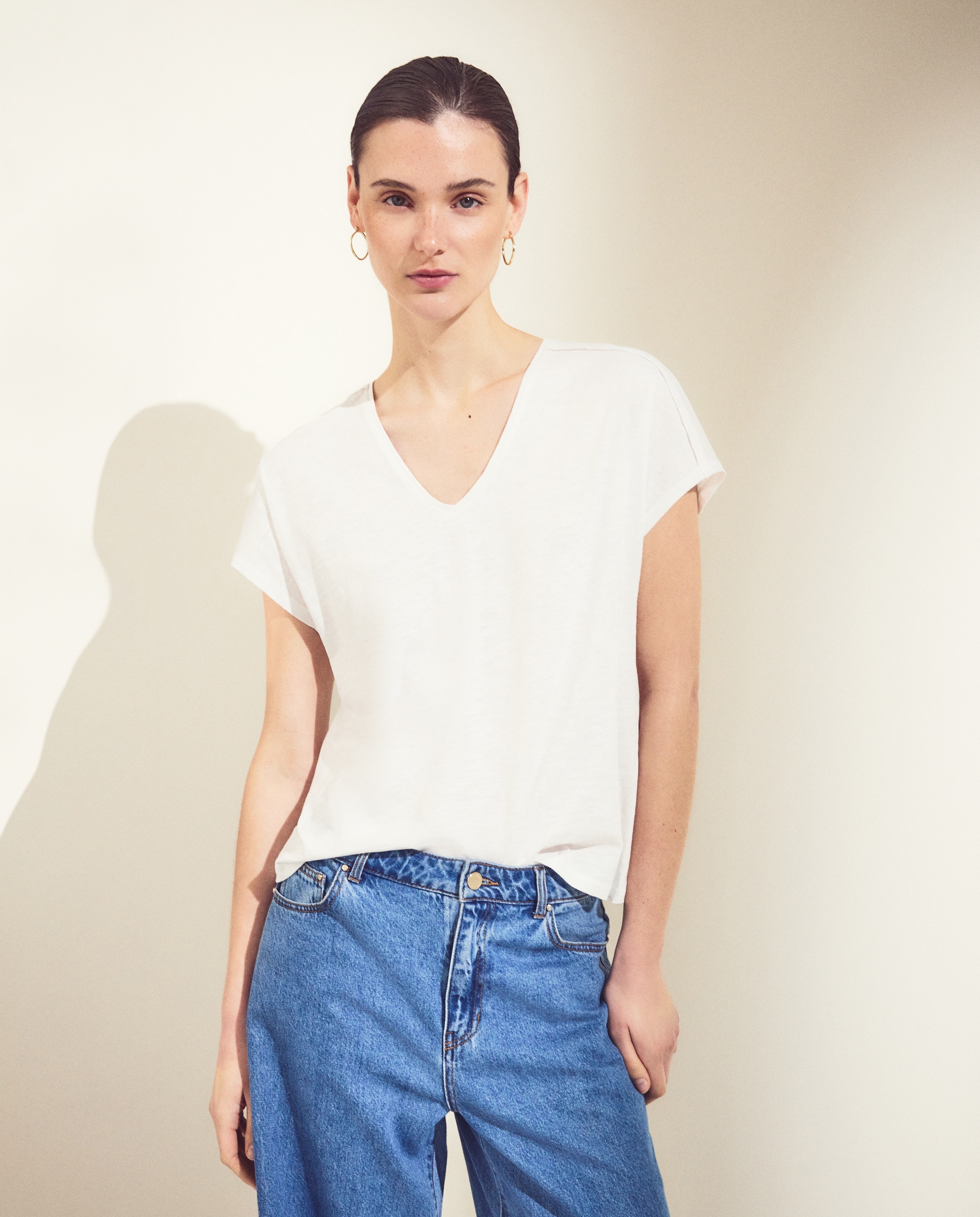 Camiseta de mujer manga corta con cuello pico y detalle en hombro - Woman El Corte Inglés - Blanco Blanco-1