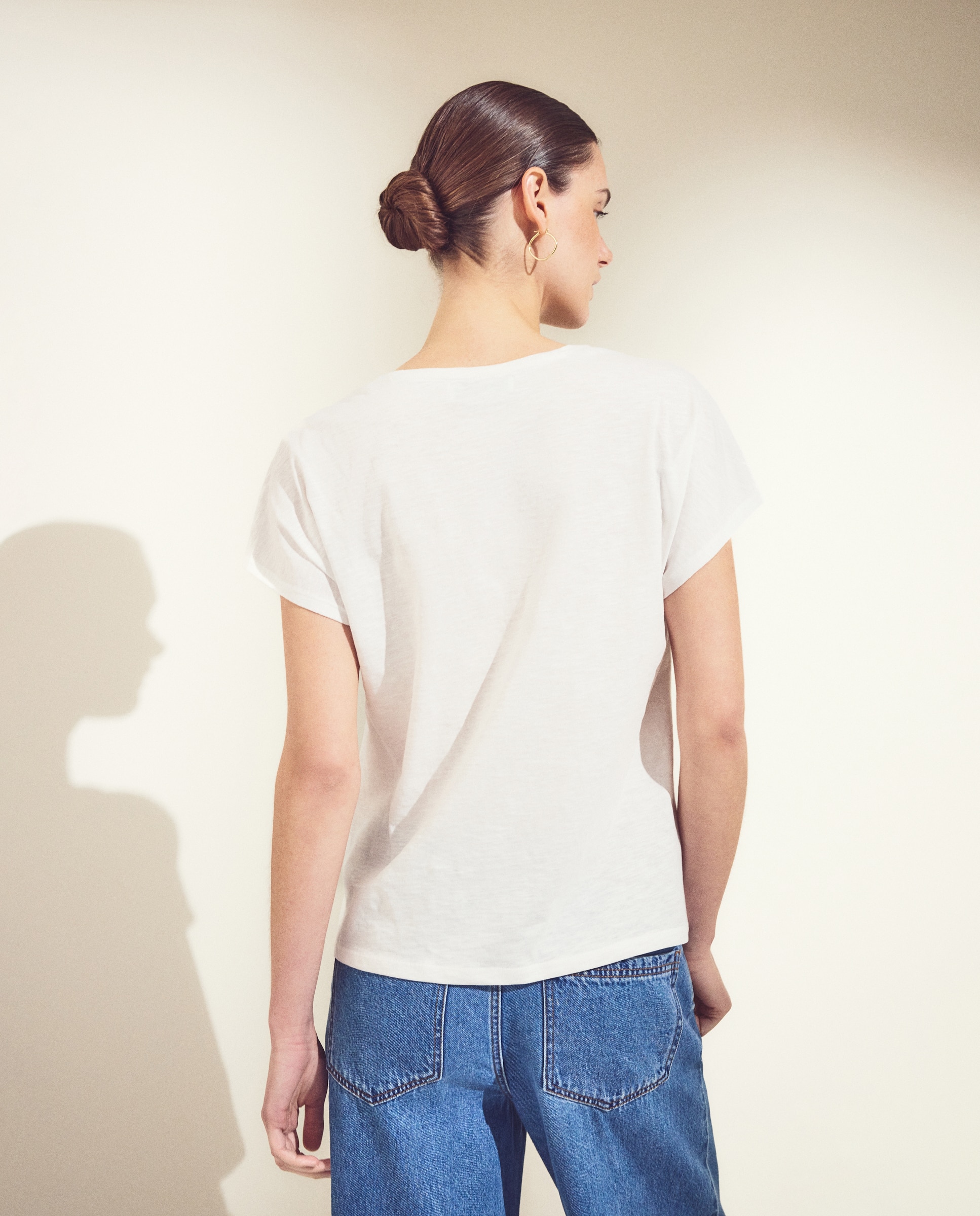 Camiseta de mujer manga corta con cuello pico y detalle en hombro - Woman El Corte Inglés - Blanco Blanco-3