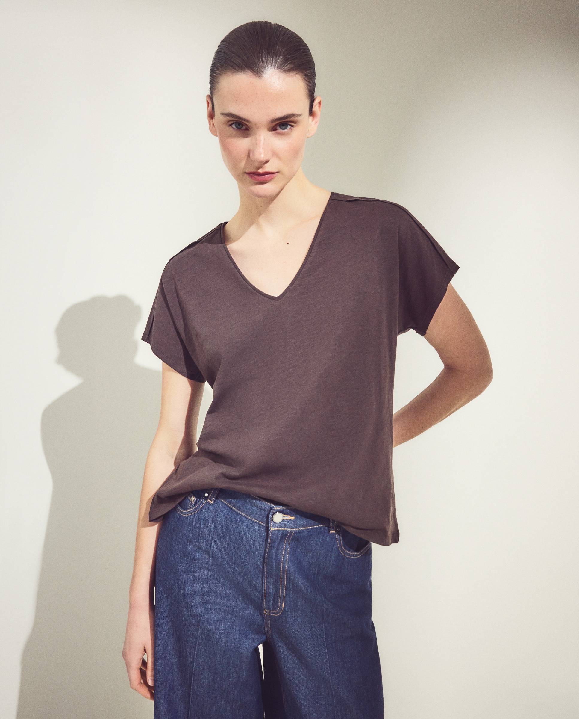 Camiseta de mujer manga corta con cuello pico y detalle en hombro - Woman El Corte Inglés - Chocolate Chocolate-1