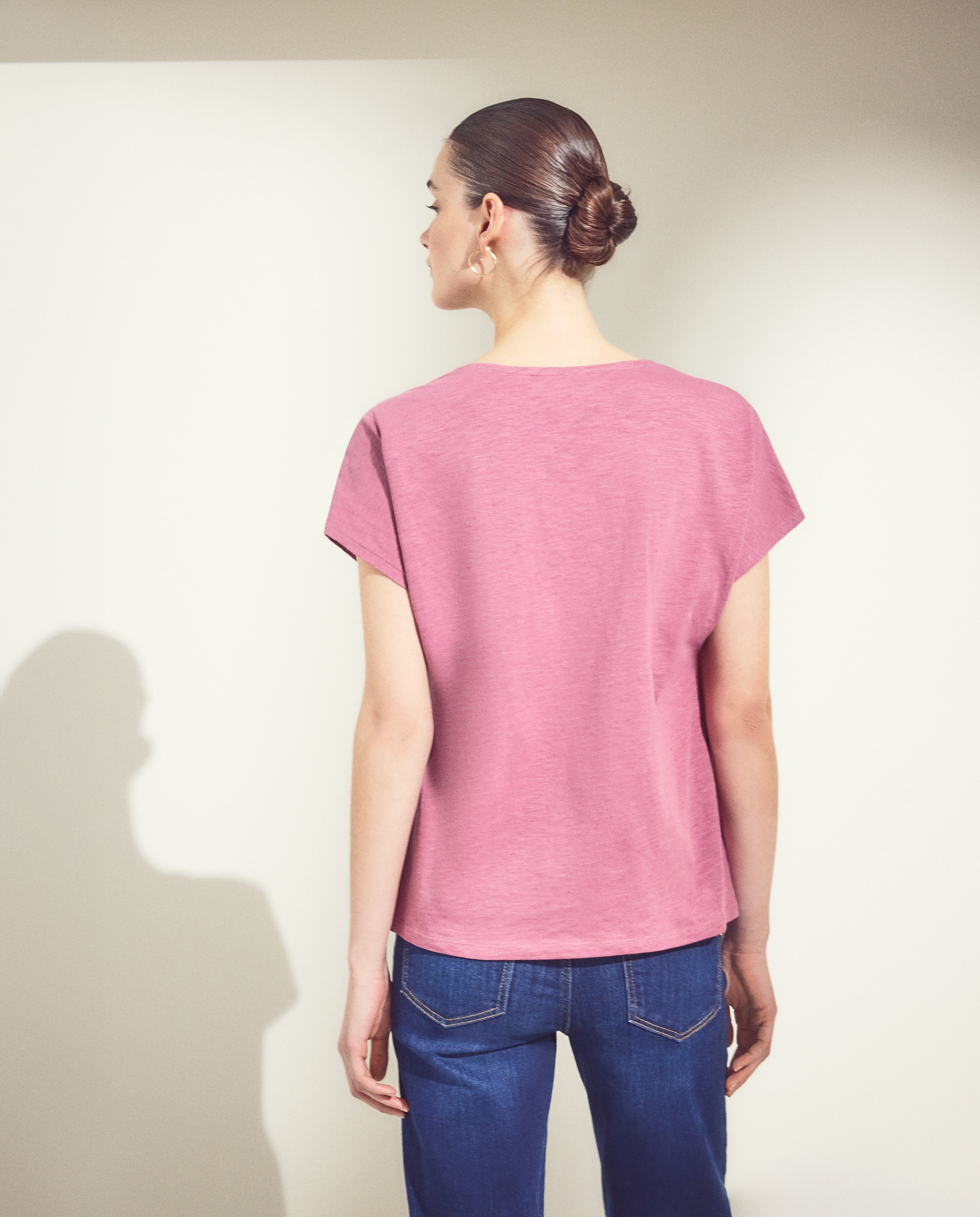 T-shirt de Manga Curta com Decote em Bico e Detalhe no Ombro 200 Rosa-3