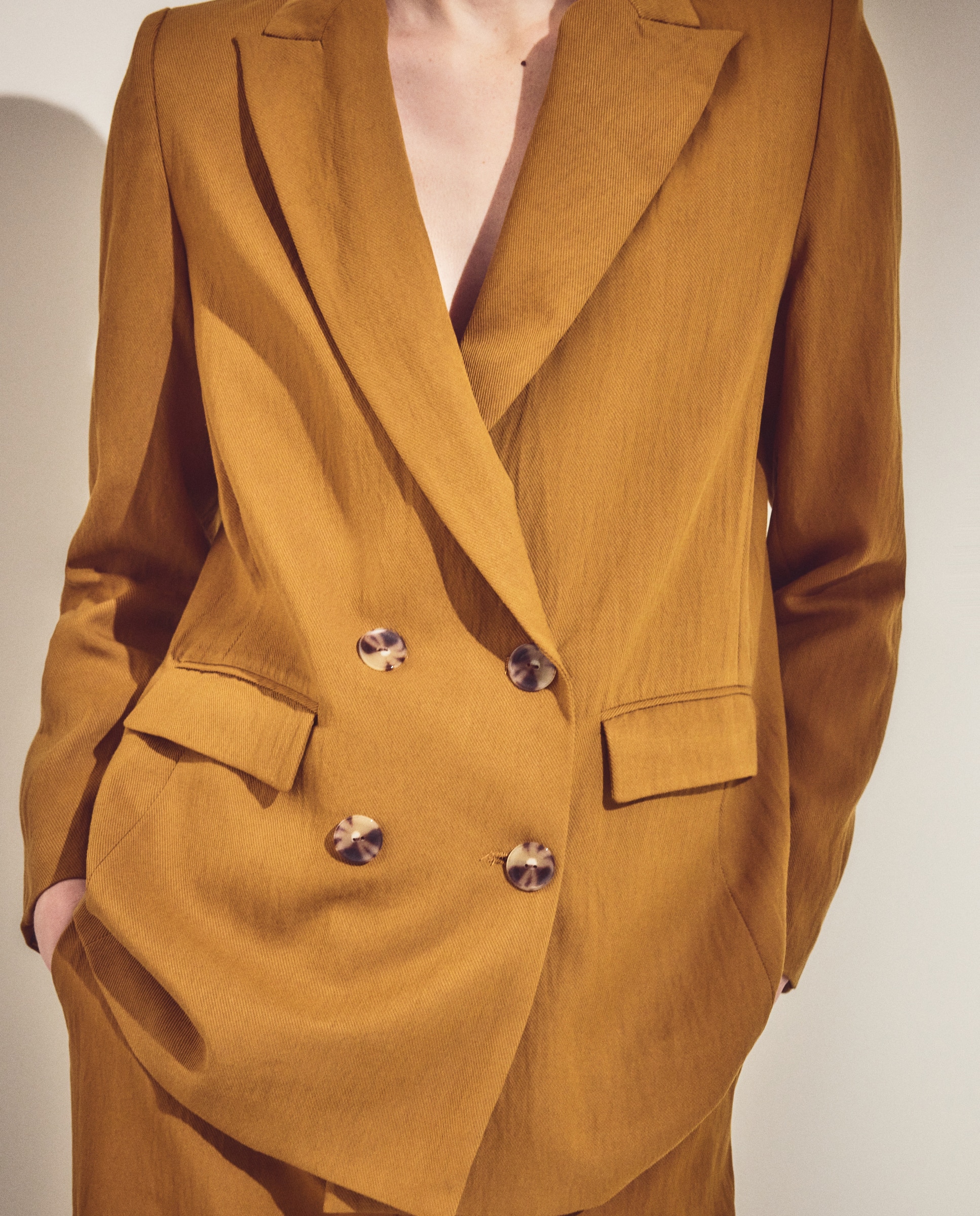 Blazer Liso de Crinkle Cruzado 371 Óleo-4