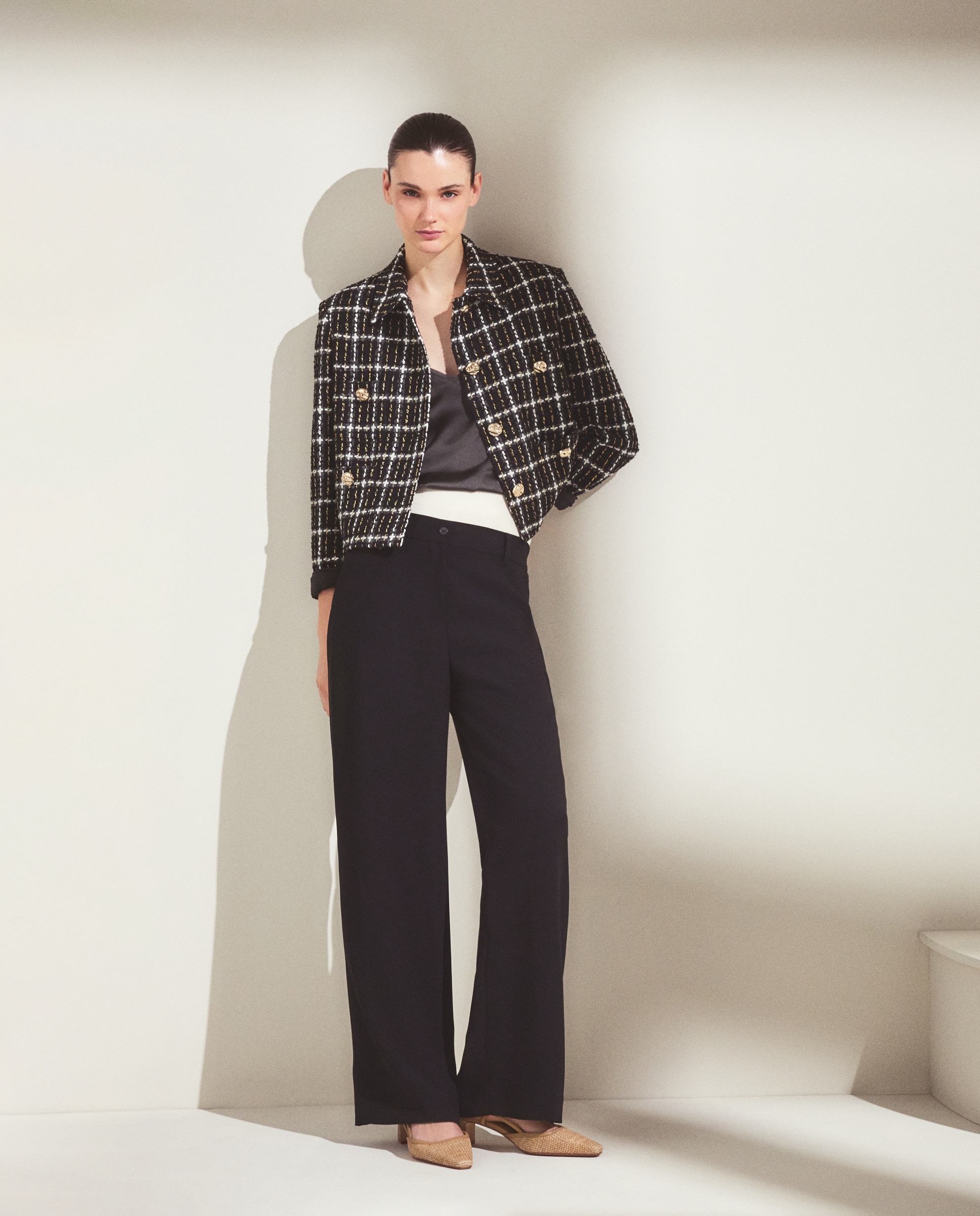 Woman El Corte Inglés - Pantalón de mujer liso ancho con trabillas y botón delantero.