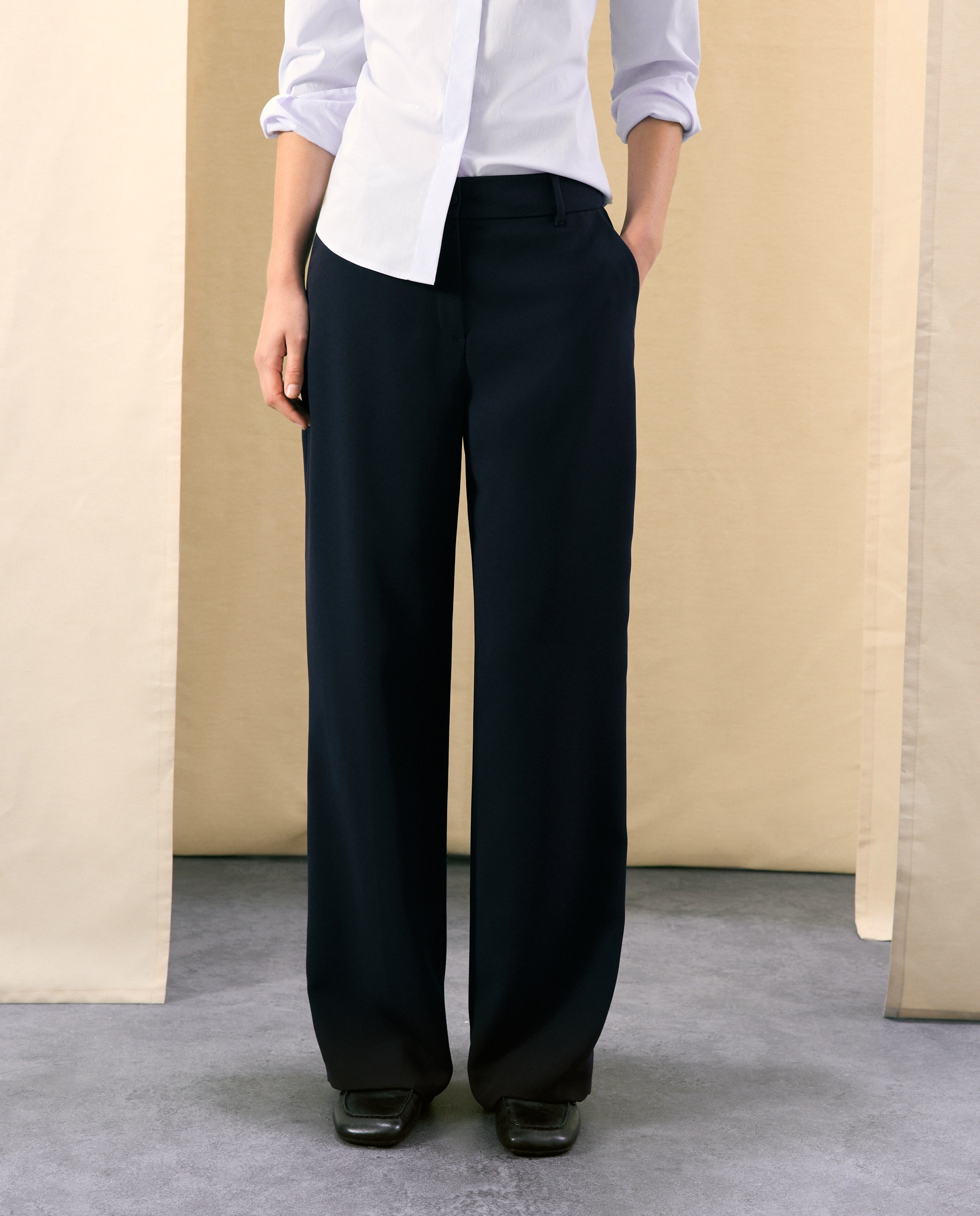 Pantalón de mujer liso ancho con trabillas y botón delantero - Woman El Corte Inglés - Azul marino Azul marino-2