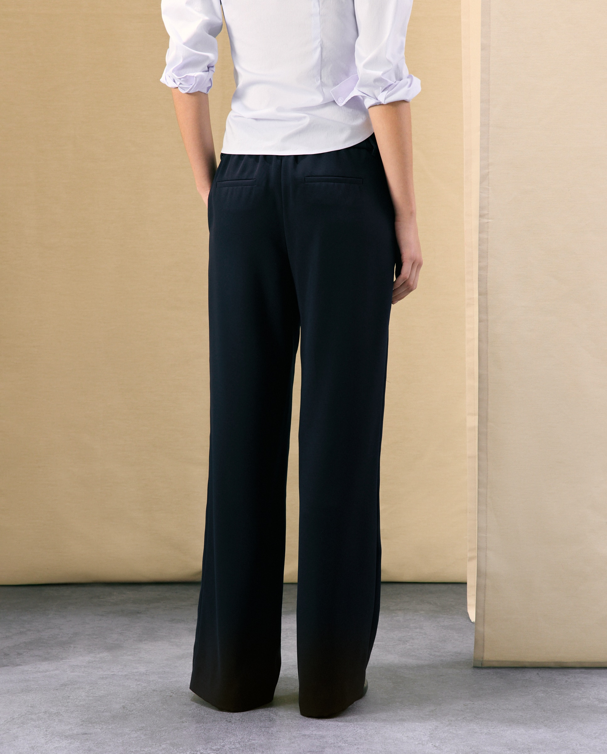 Pantalón de mujer liso ancho con trabillas y botón delantero - Woman El Corte Inglés - Azul marino Azul marino-3