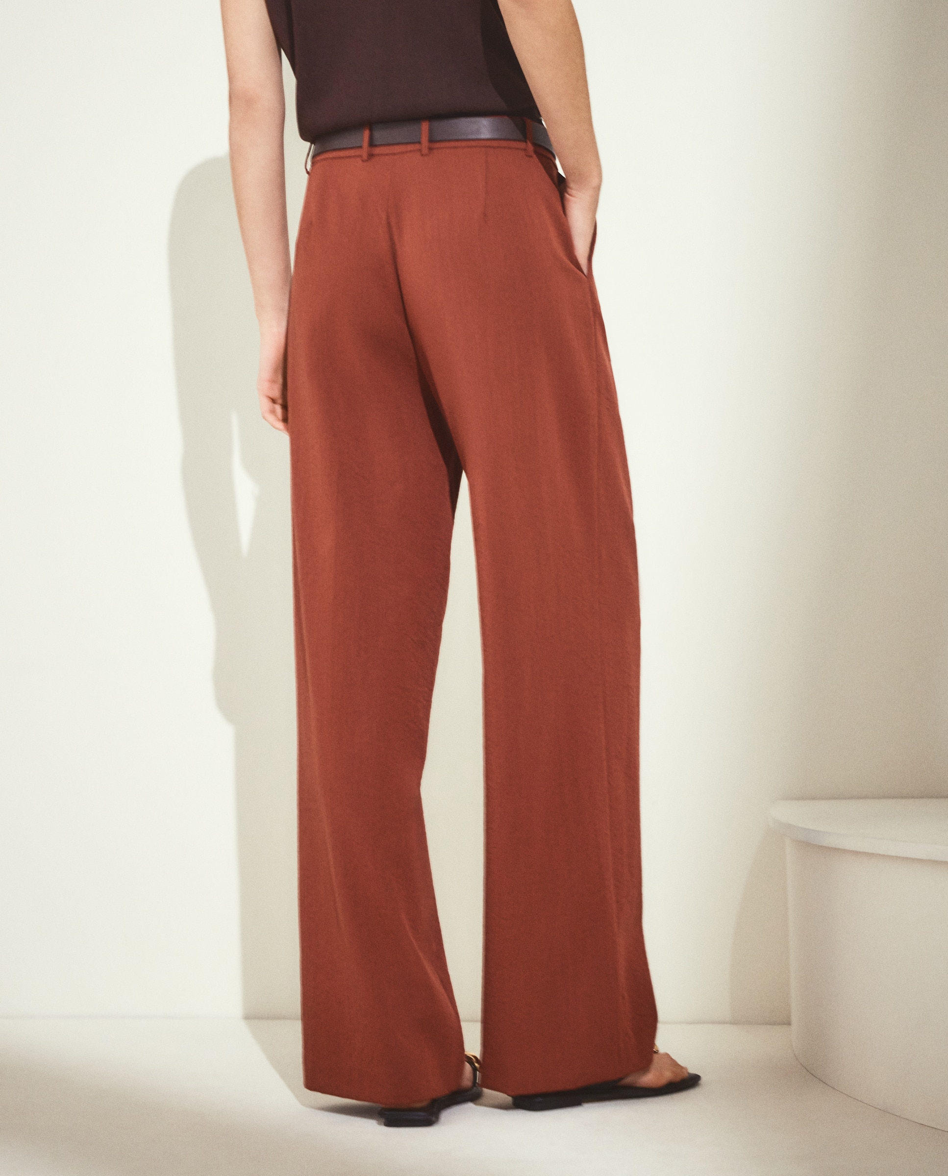 Imagen 3 de Pantalón de mujer ancho con pliegue tumbleado - Woman El Corte Inglés - 770 Terracota 770 Terracota