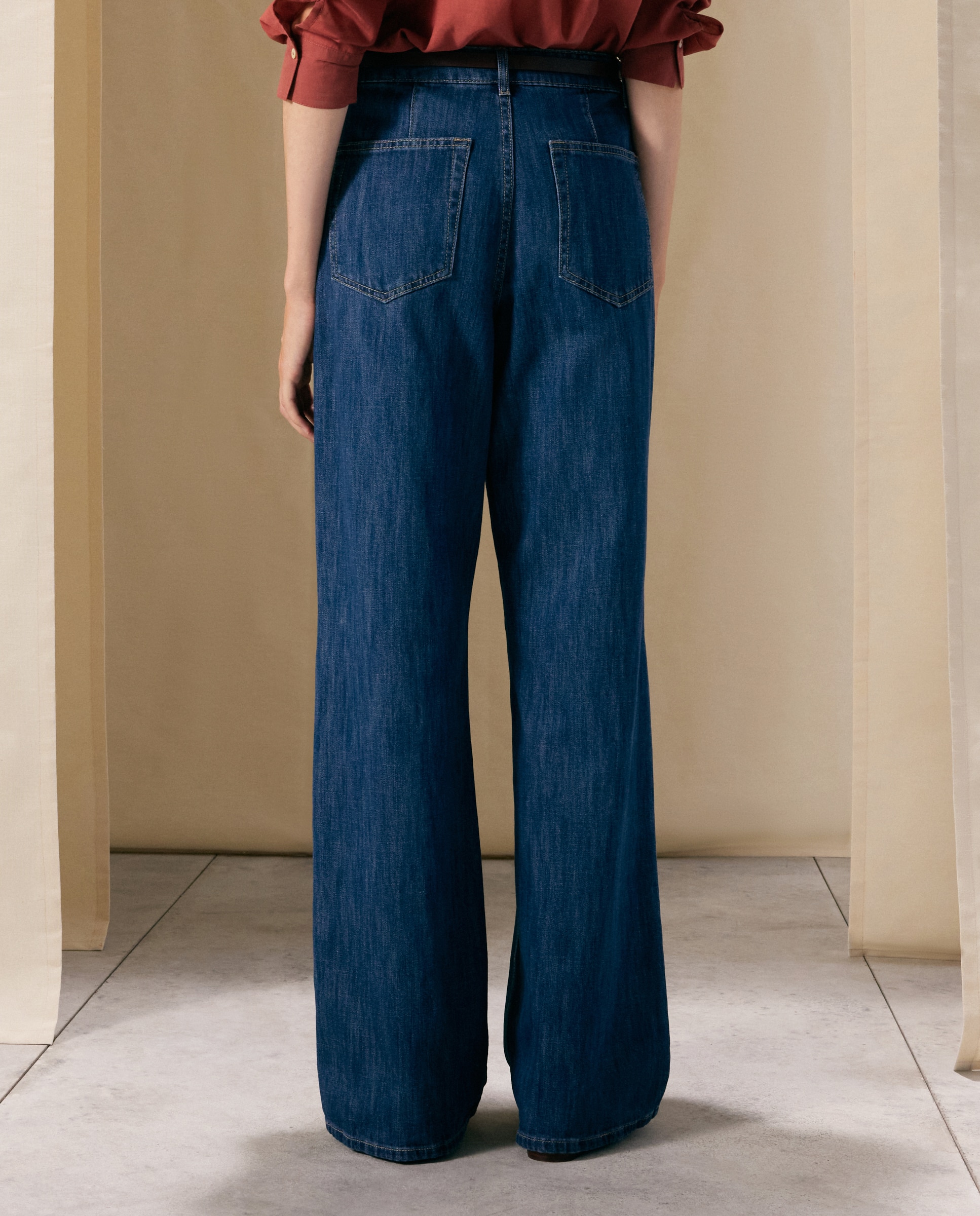 Imagen 3 de Pantalón denim con cadenita de mujer - Woman El Corte Inglés - Lavado medio Lavado medio