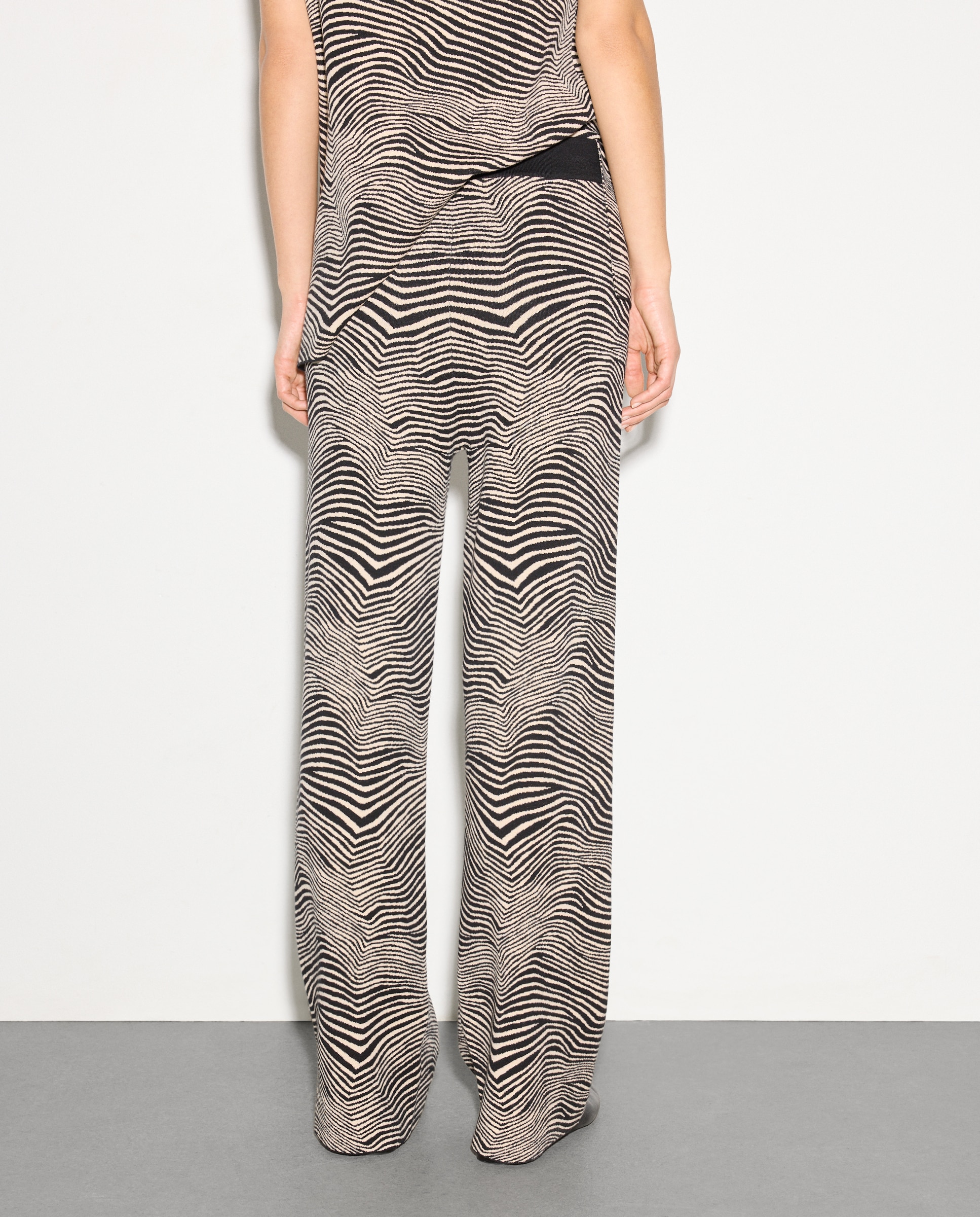 Calças Regular Estampadas Preto-3