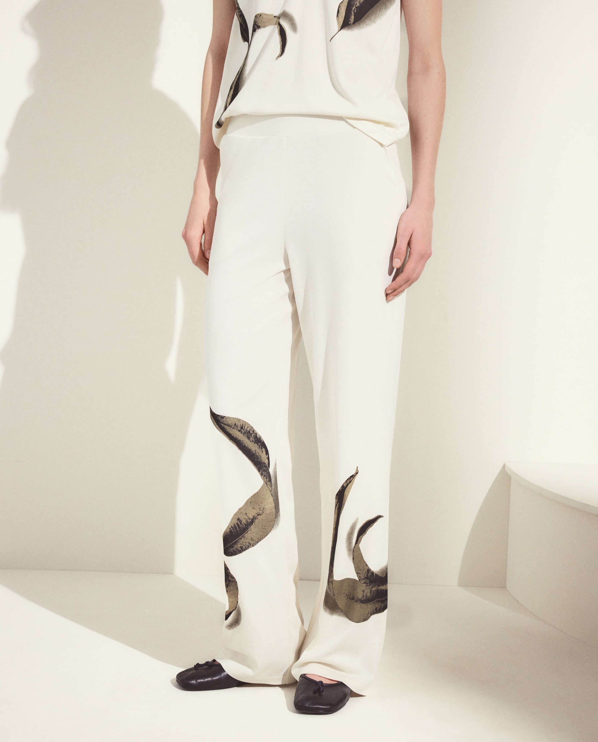 Pantalón estampado de mujer con flores - Woman El Corte Inglés - 120 Crudo 120 Crudo-2