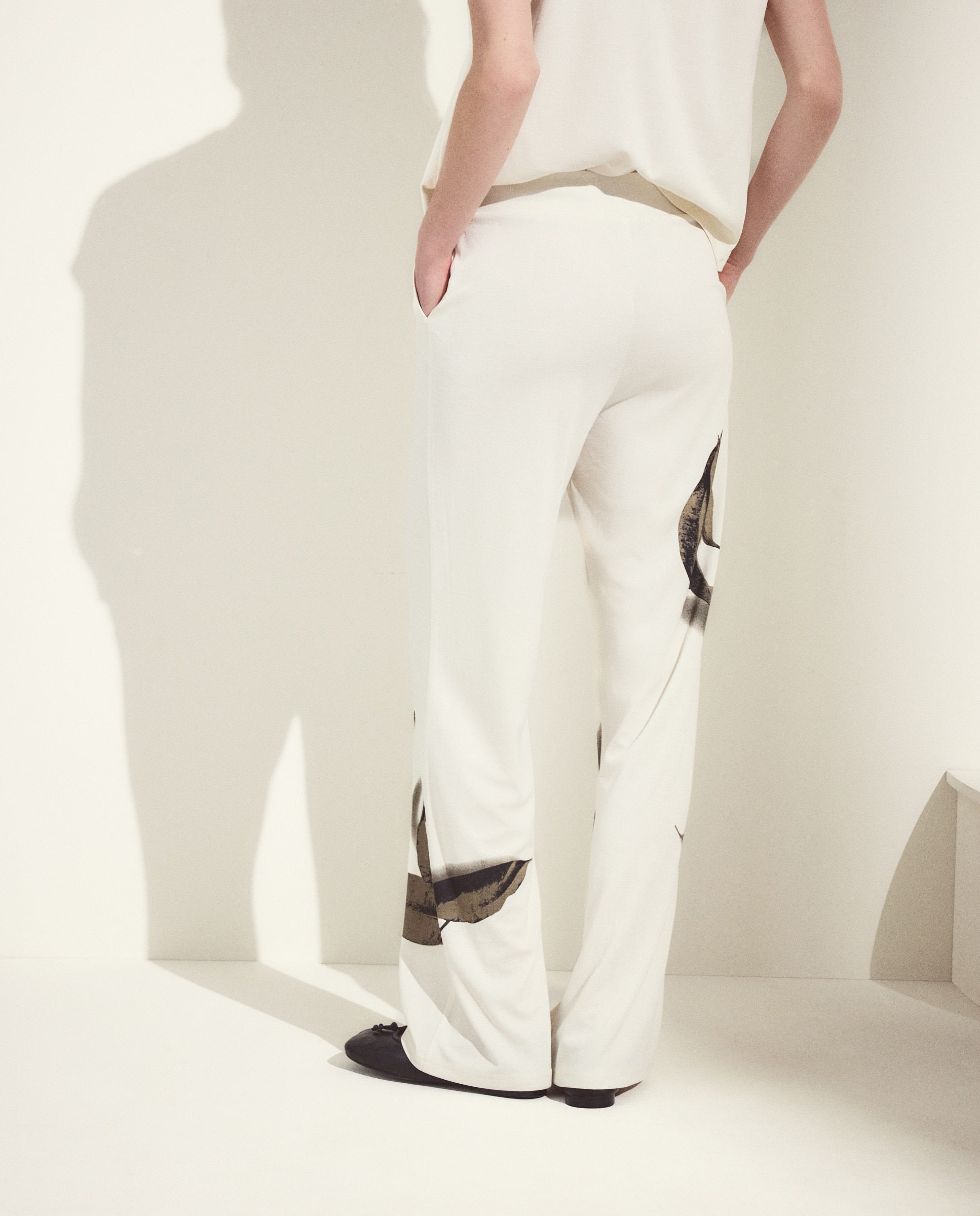 Pantalón estampado de mujer con flores - Woman El Corte Inglés - 120 Crudo 120 Crudo-3