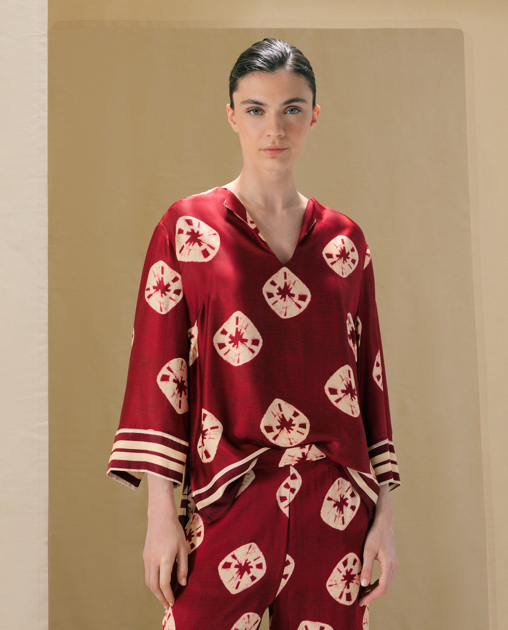 Blusa de Senhora Ikat com Rebordo Vermelho-1