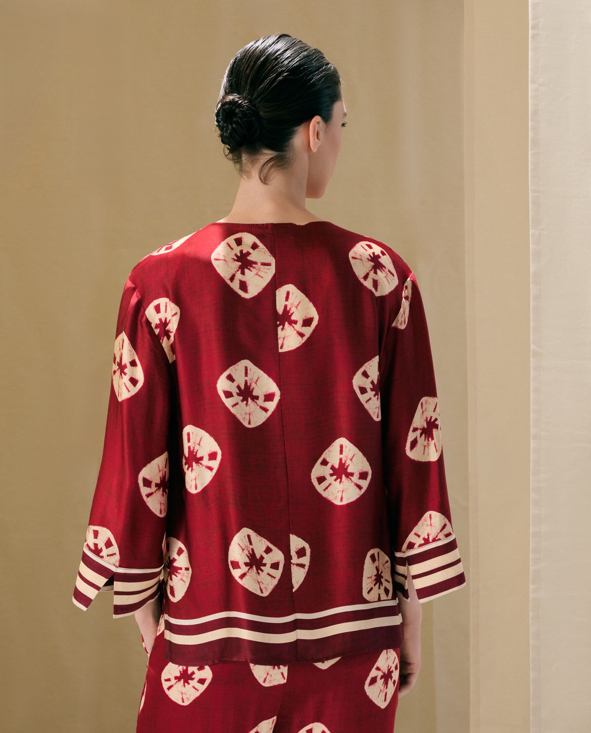 Blusa de Senhora Ikat com Rebordo Vermelho-3