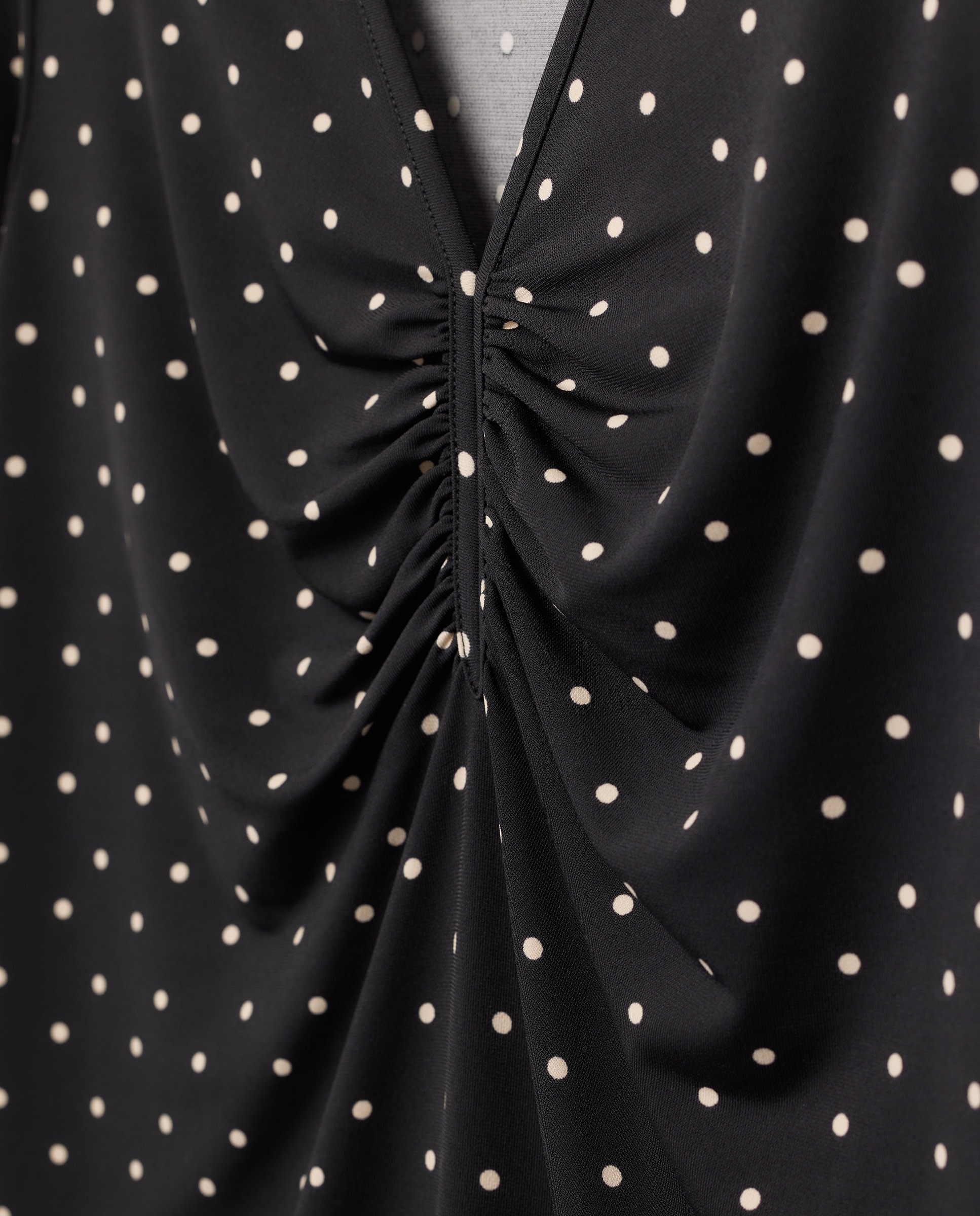 T-shirt com Franzido no Peito e Estampado às Bolinhas Preto-5