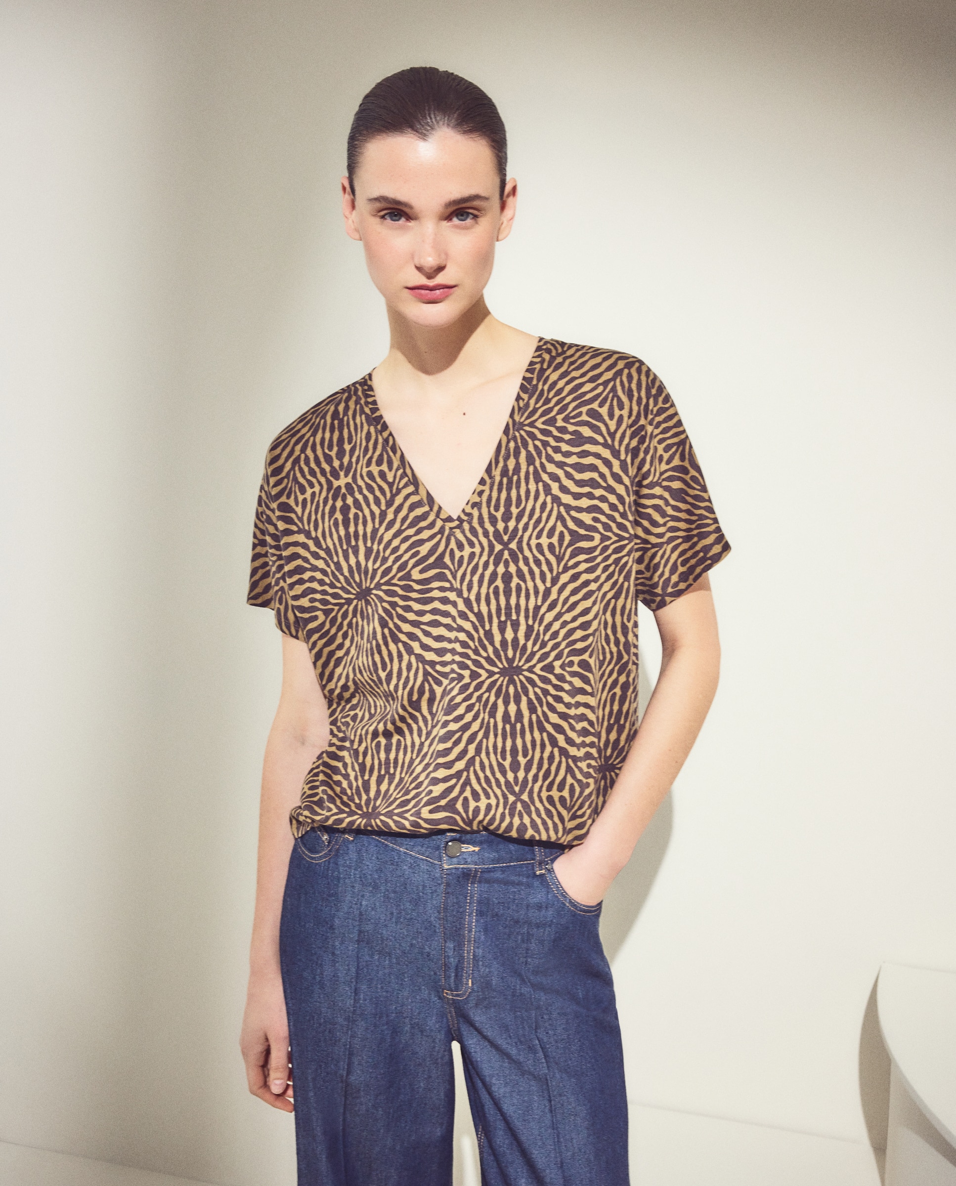 Woman El Corte Inglés - Camiseta cuello caja y manga corta estampada de mujer.