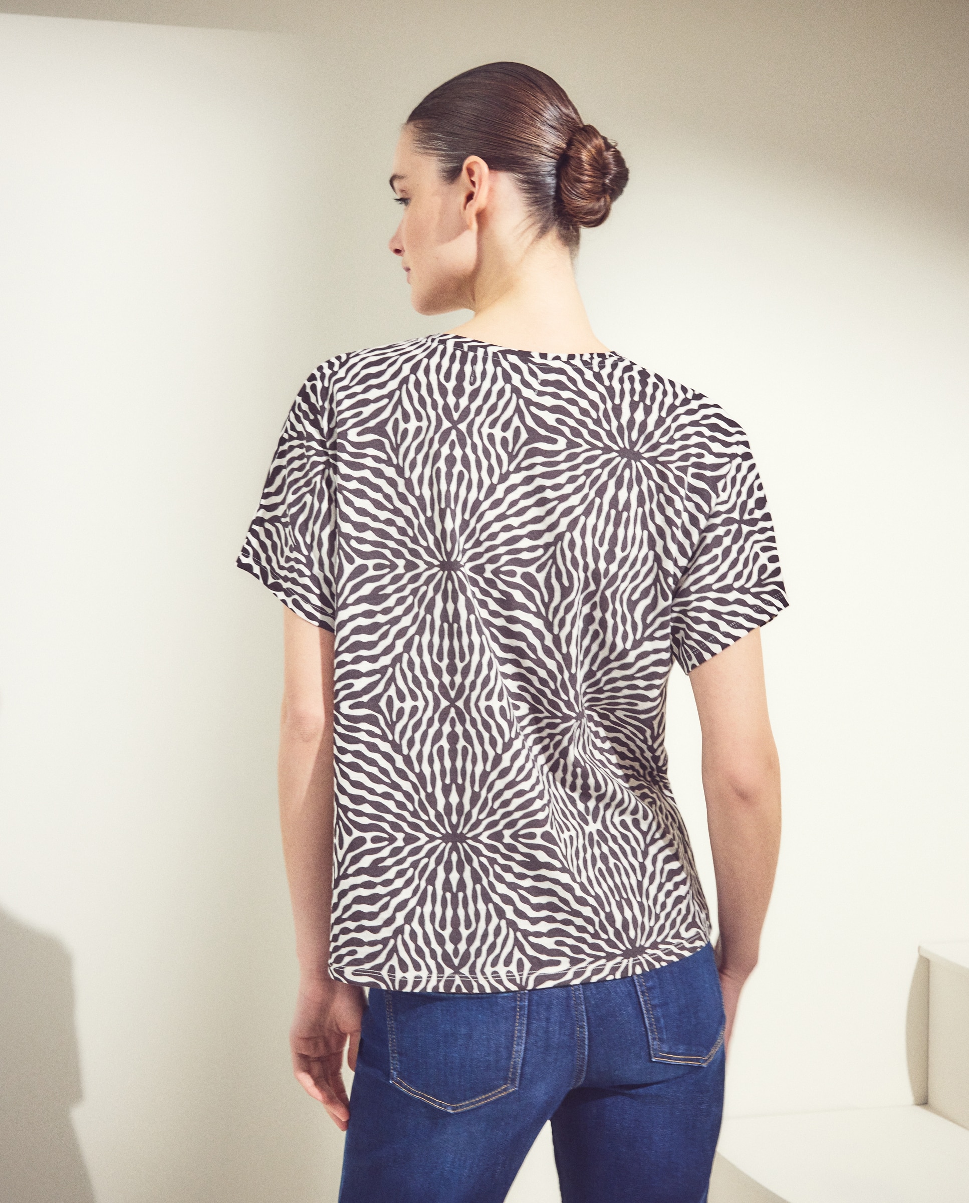 T-shirt com Decote Redondo e Manga Curta Estampada Castanho-3