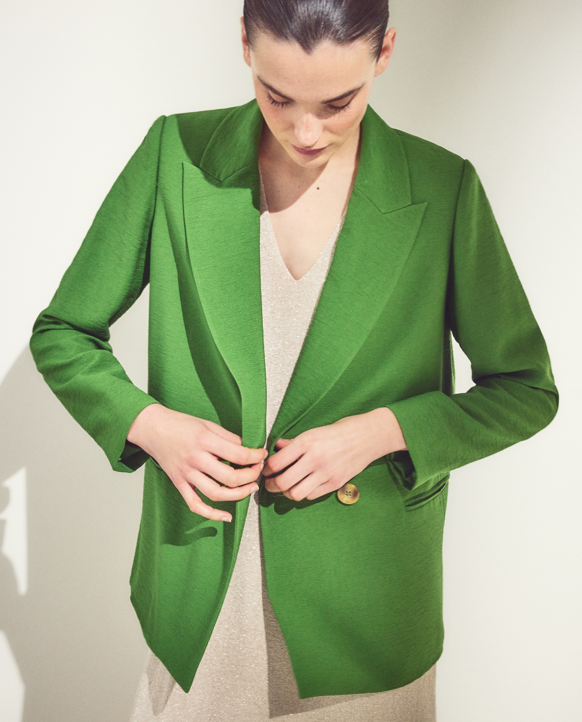 Imagen 4 de Blazer lisa cruzada de mujer tumbleada - Woman El Corte Inglés - Azafrán Verde