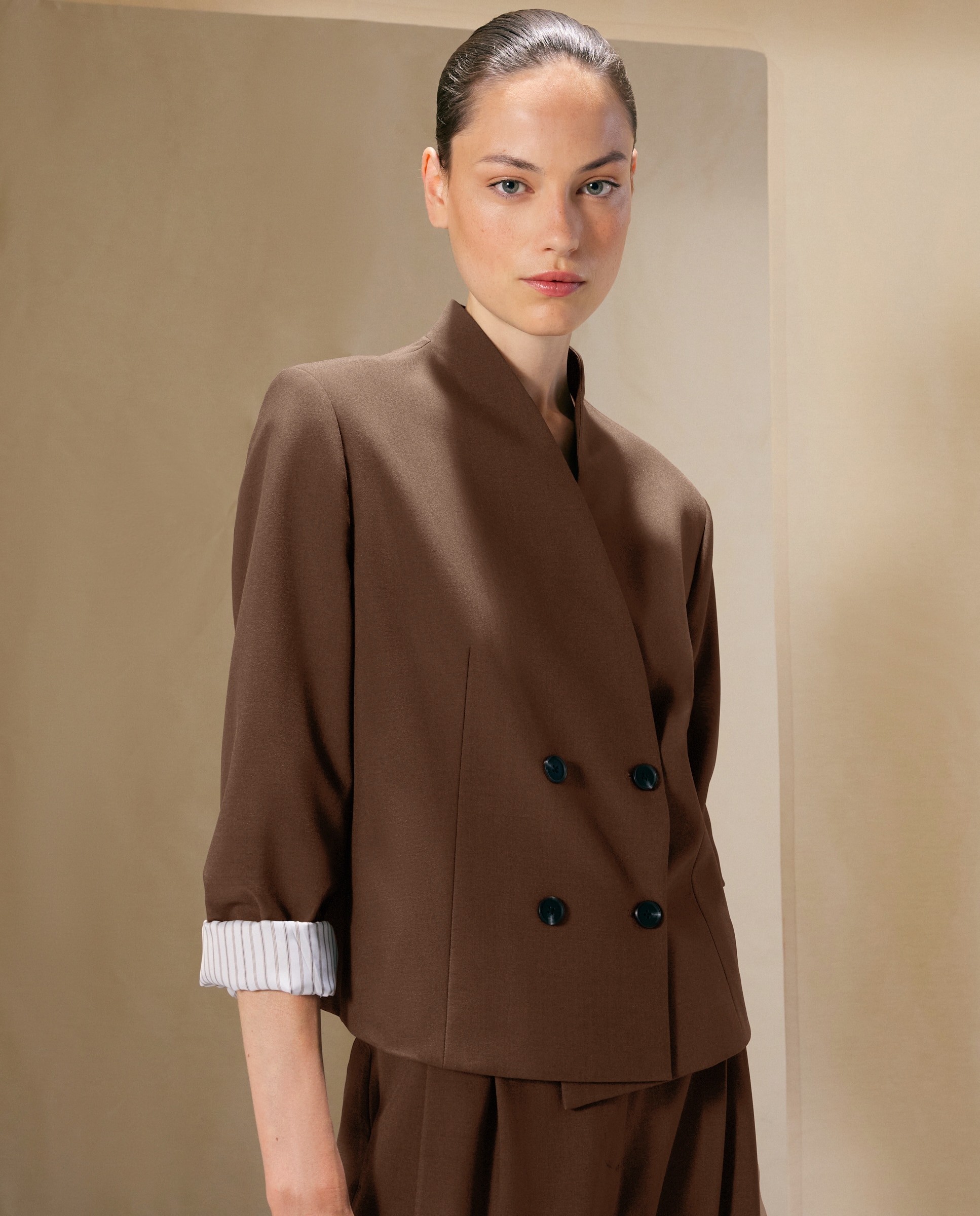 Imagen 1 de Blazer cruzada lisa corta de mujer - Woman El Corte Inglés - Marrón Marrón