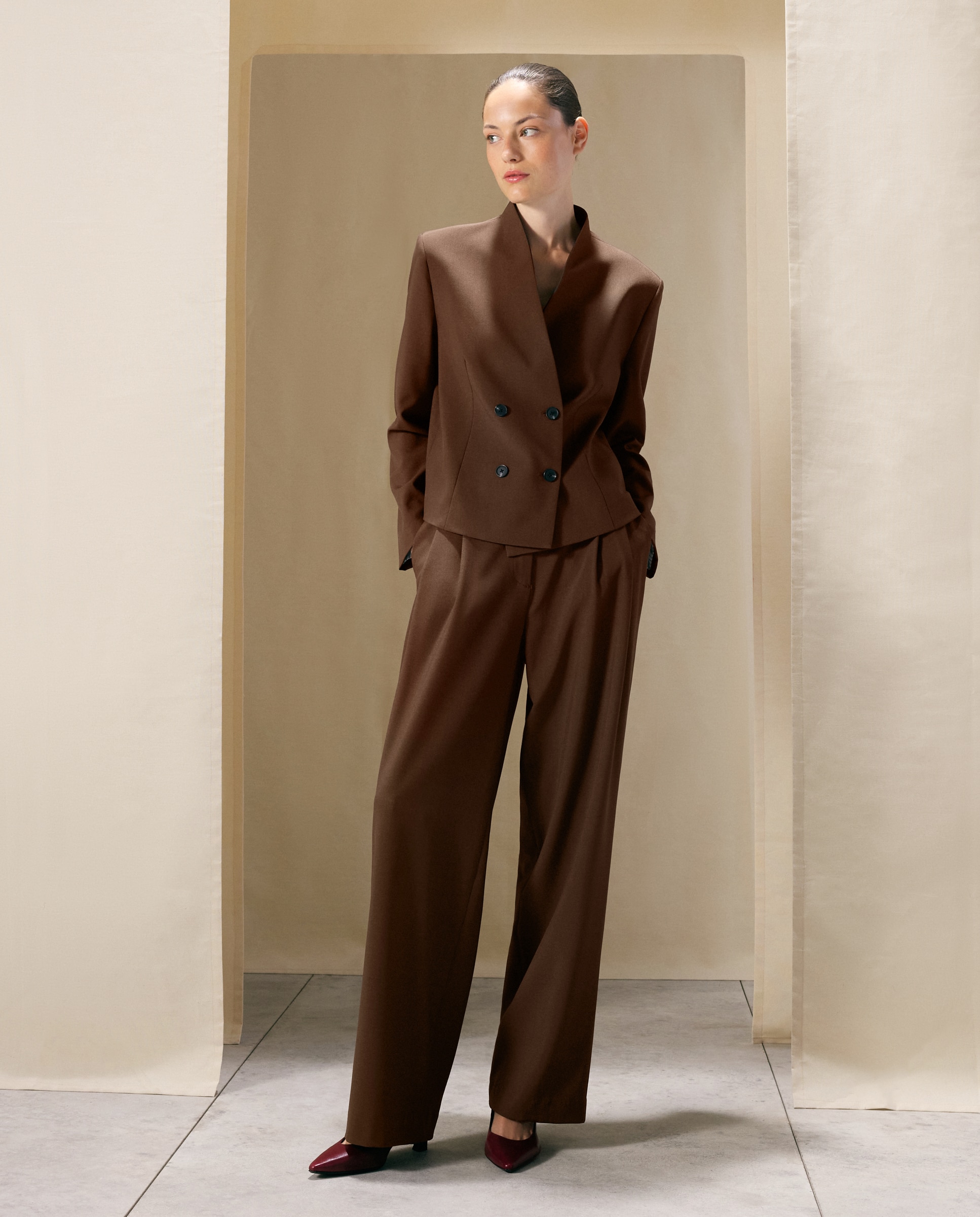 Imagen 2 de Blazer cruzada lisa corta de mujer - Woman El Corte Inglés - Marrón Marrón