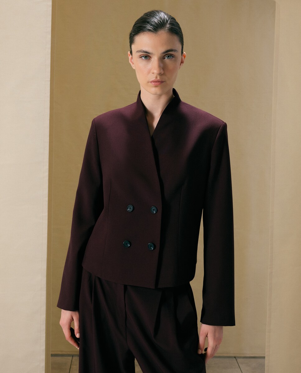 Imagen 0 de Blazer cruzada lisa corta de mujer Burdeos