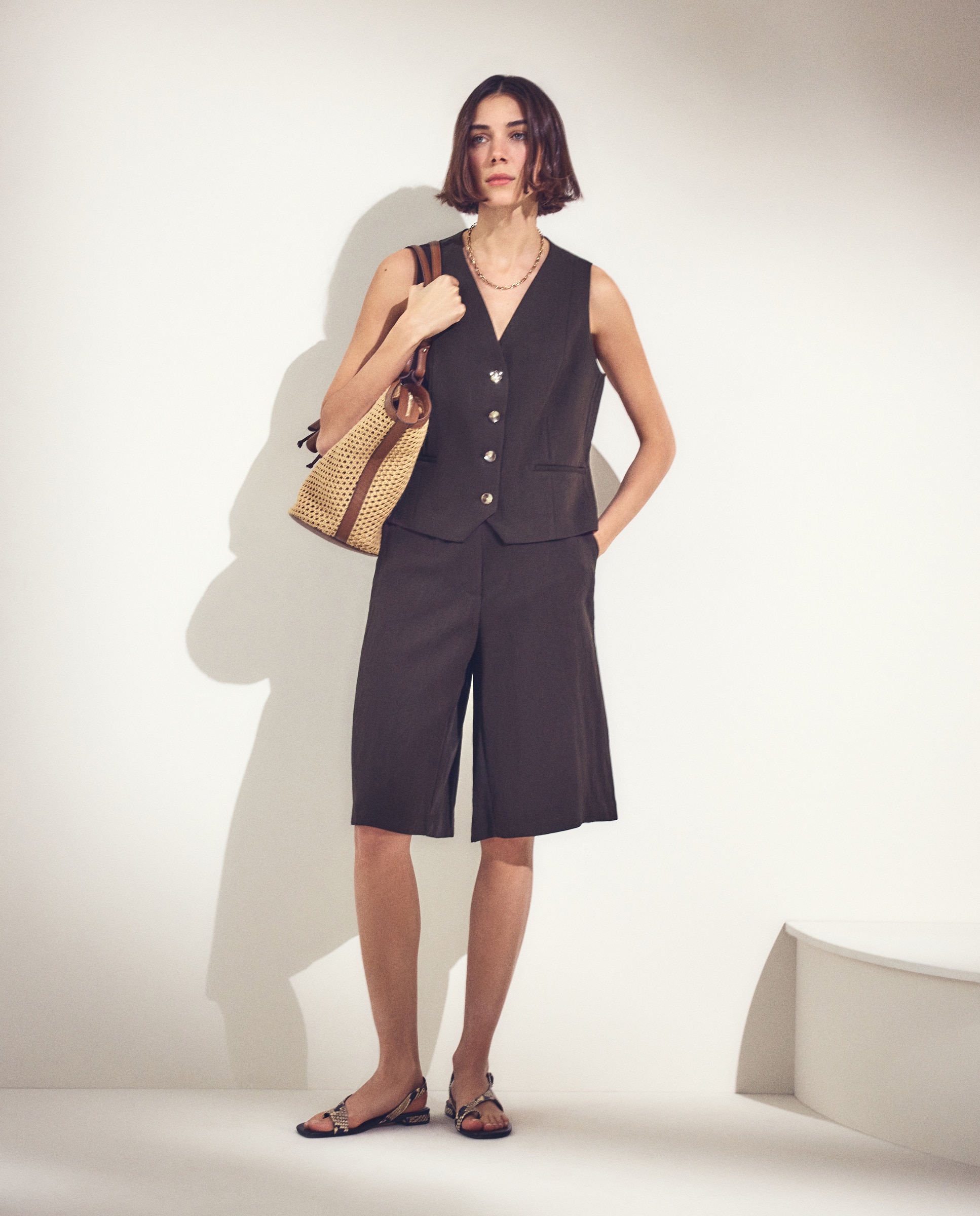 Chaleco de mujer liso de crinkle Chocolate Woman El Corte Inglés Chocolate-1