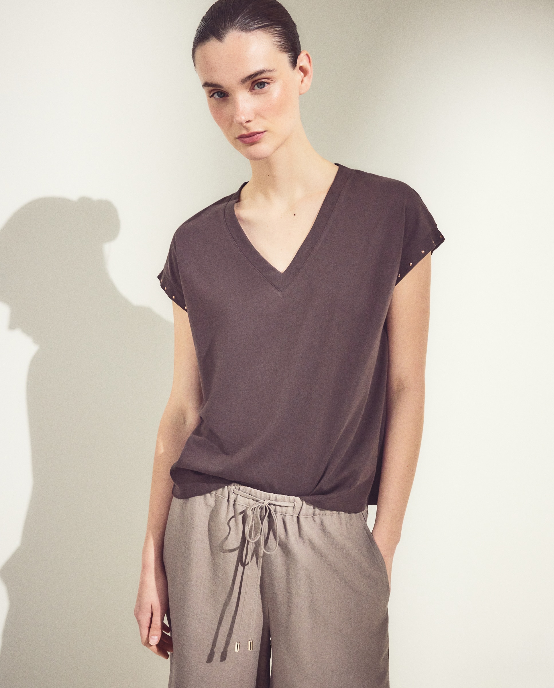Camiseta de mujer manga corta con cuello pico y tachas en mangas - Woman El Corte Inglés - Chocolate Chocolate-1