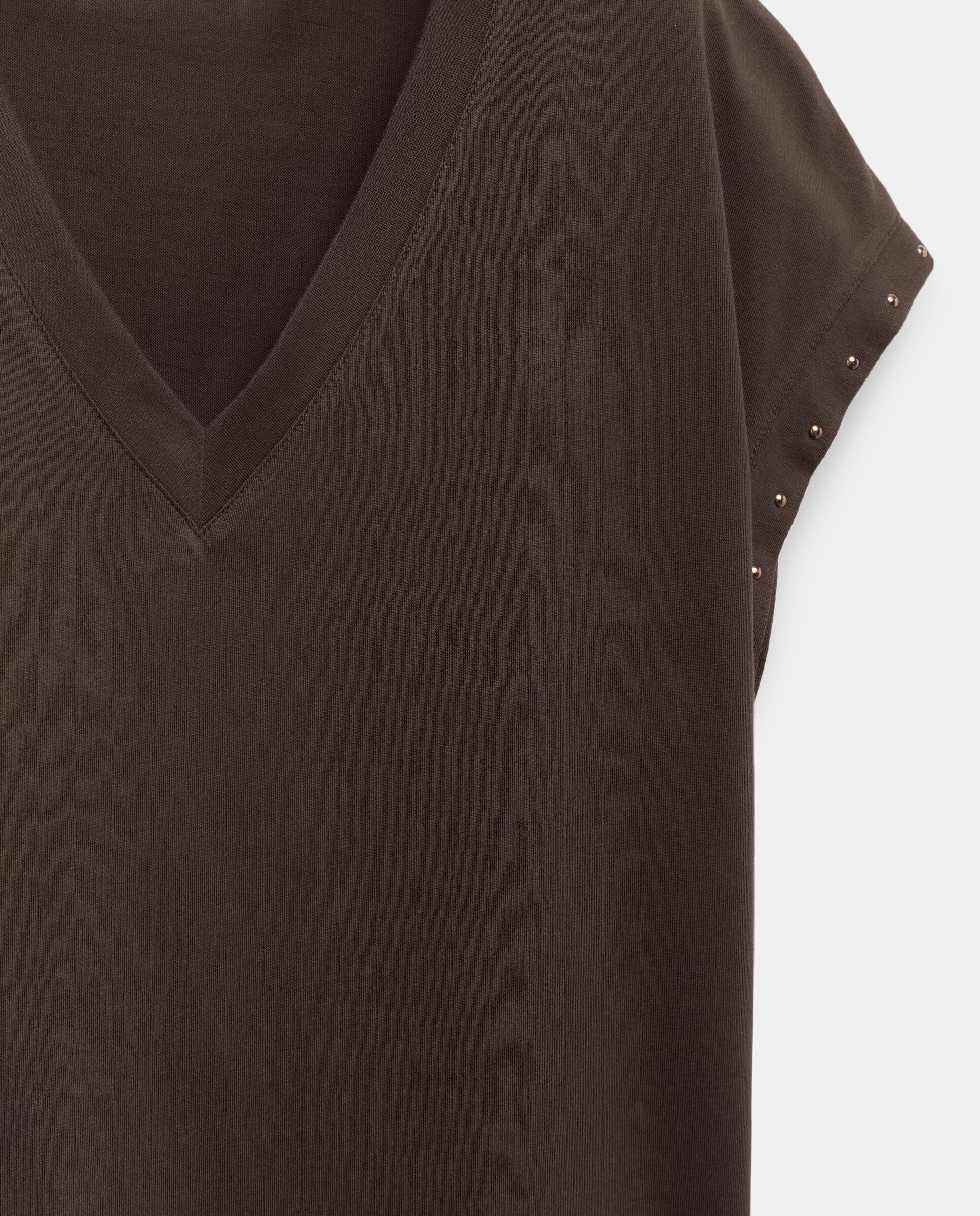 Camiseta de mujer manga corta con cuello pico y tachas en mangas - Woman El Corte Inglés - Chocolate Chocolate-6