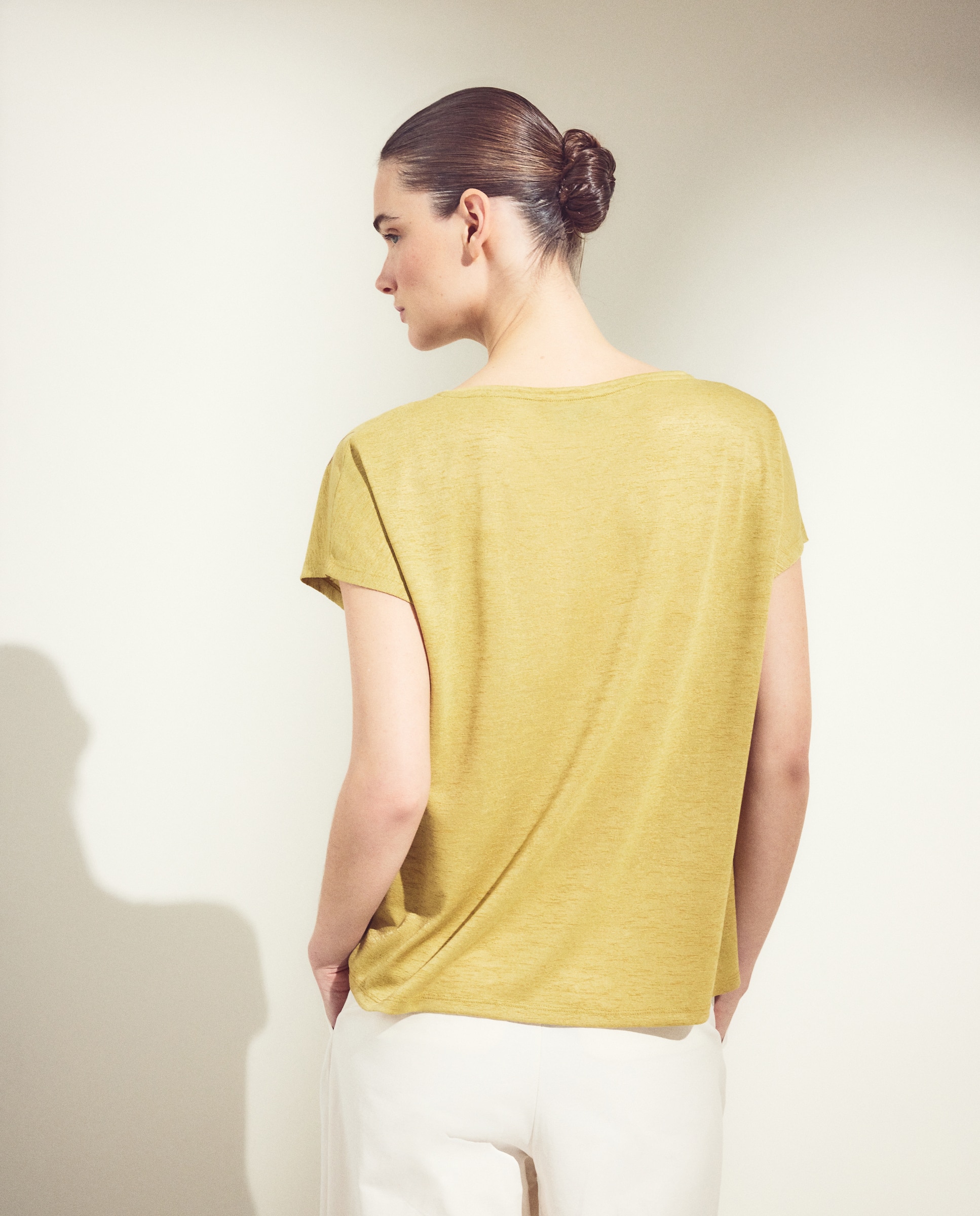Camiseta de mujer de manga corta cuello caja con tachas - Woman El Corte Inglés - Pistacho Pistacho-2