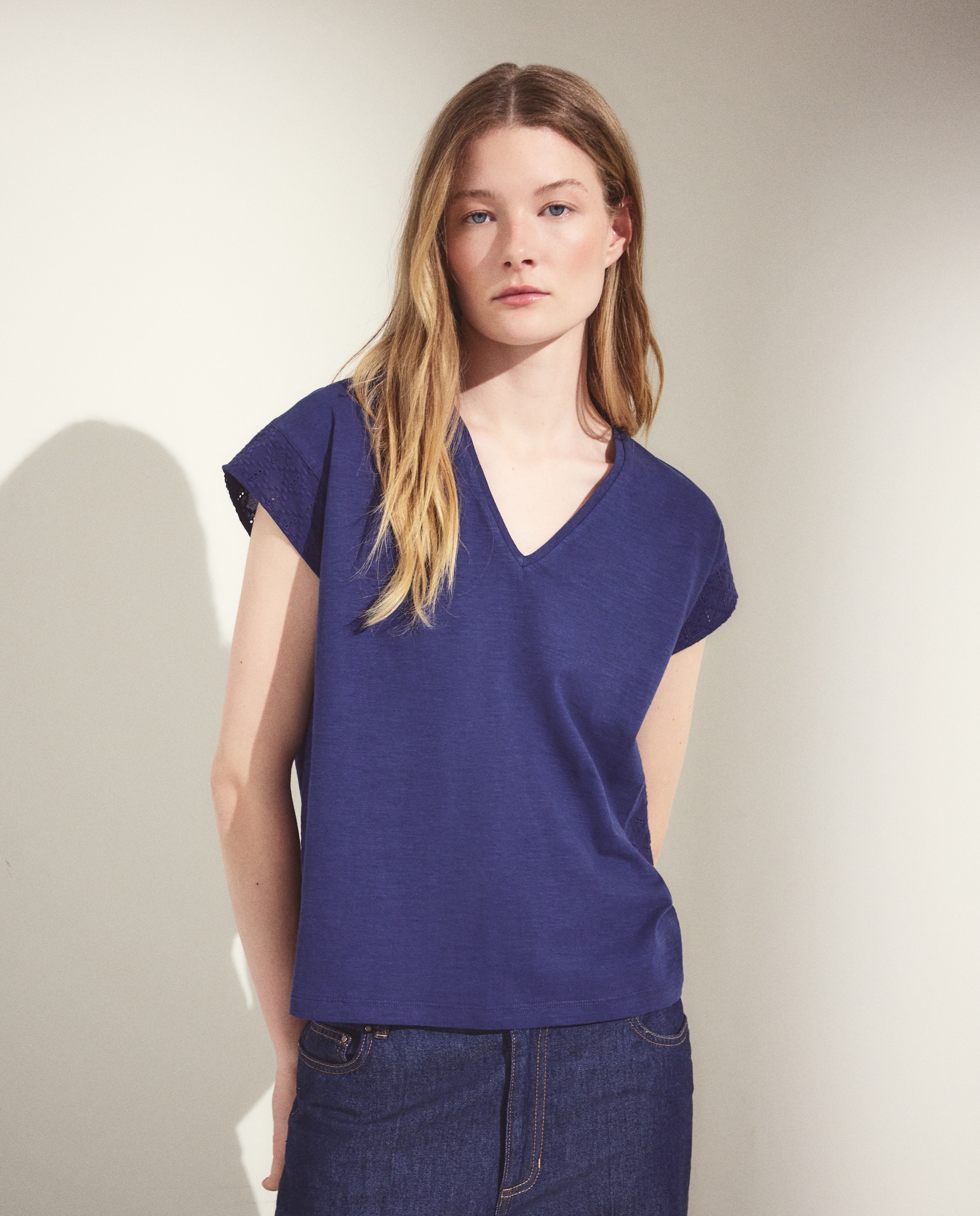 Camiseta manga corta de mujer con cuello pico troquelado - Woman El Corte Inglés - Azul marino Azul marino-2