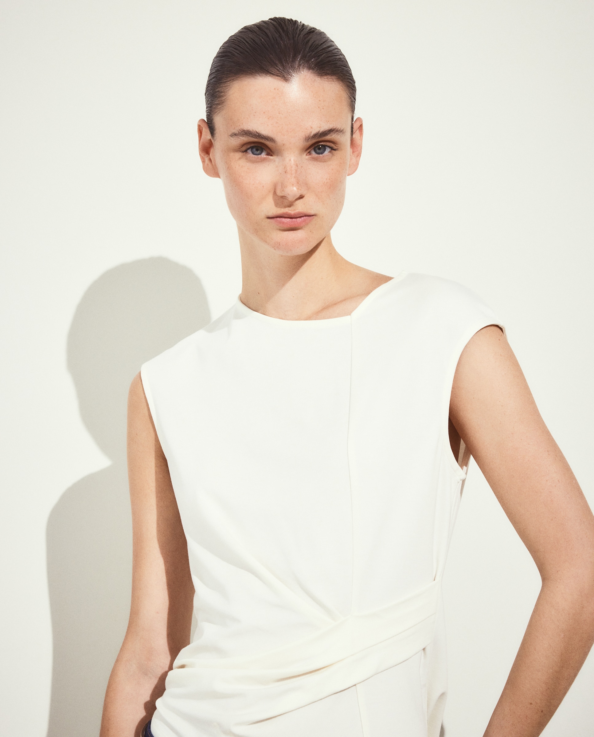 Camiseta sin mangas de mujer con drapeado lateral - Woman El Corte Inglés - 120 Crudo 120 Crudo-4
