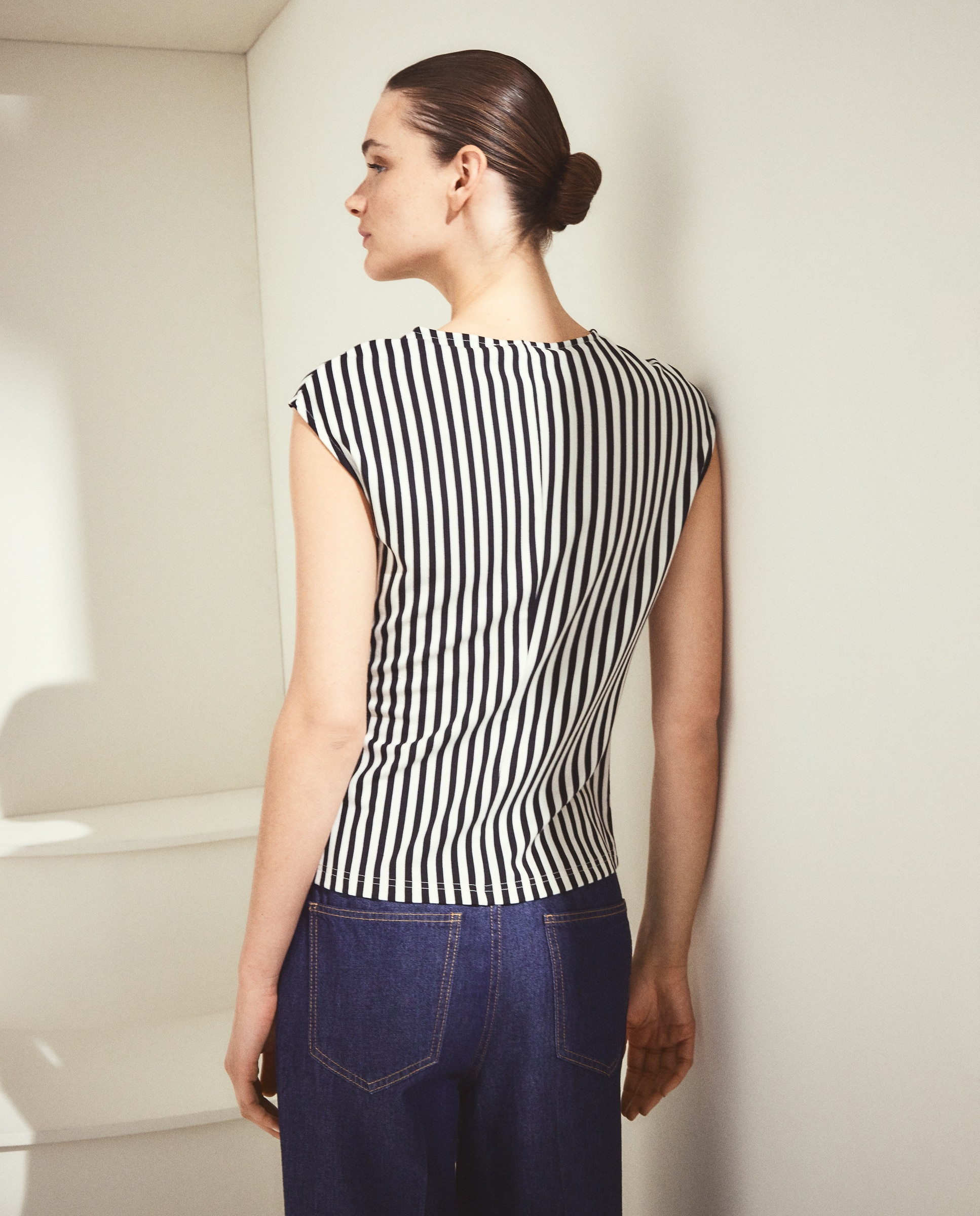 T-shirt sem Mangas com Drapeado Lateral Preto-3