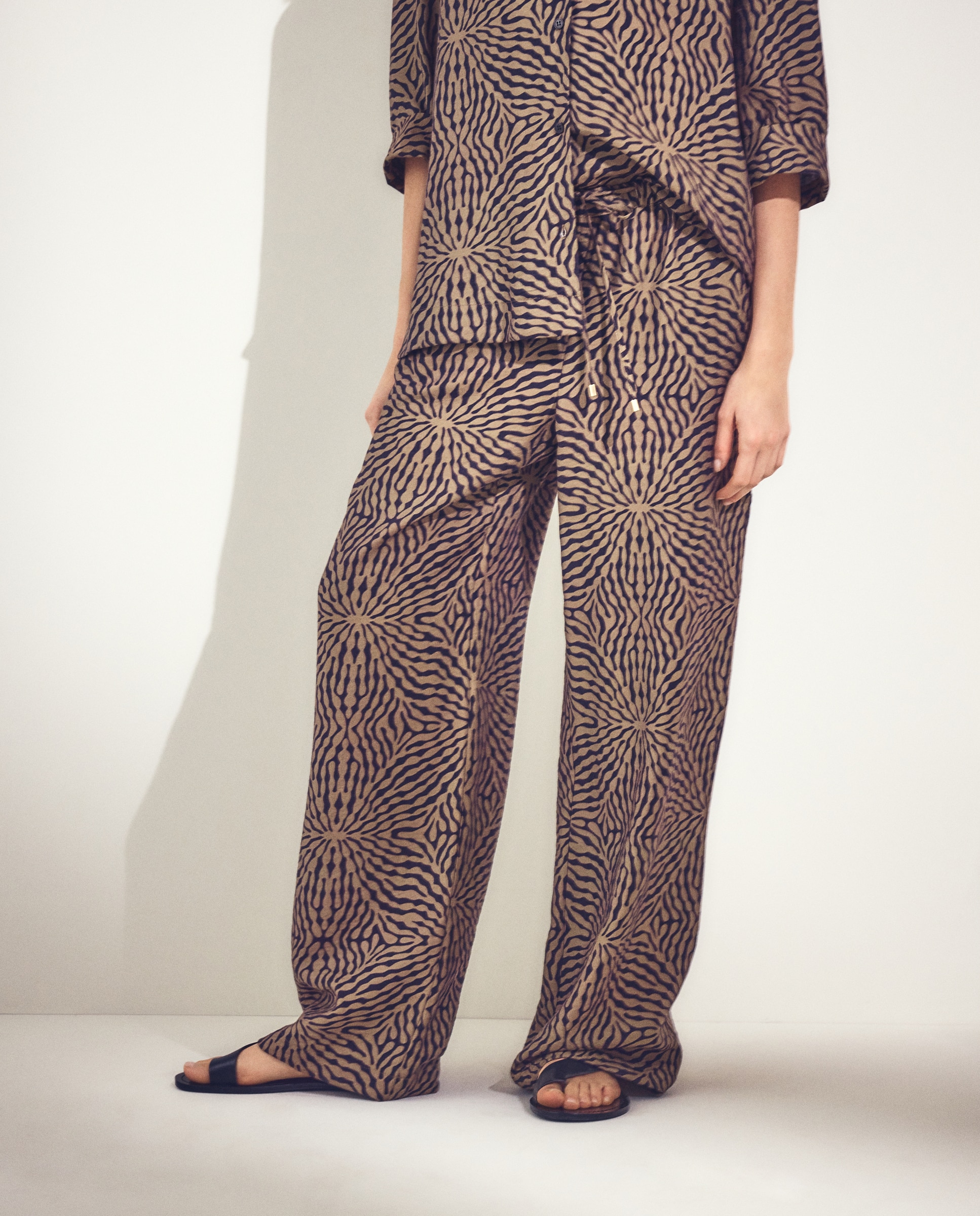 Pantalón estilo pijama de mujer en color liso - Woman El Corte Inglés - 120 Crudo Verde-2
